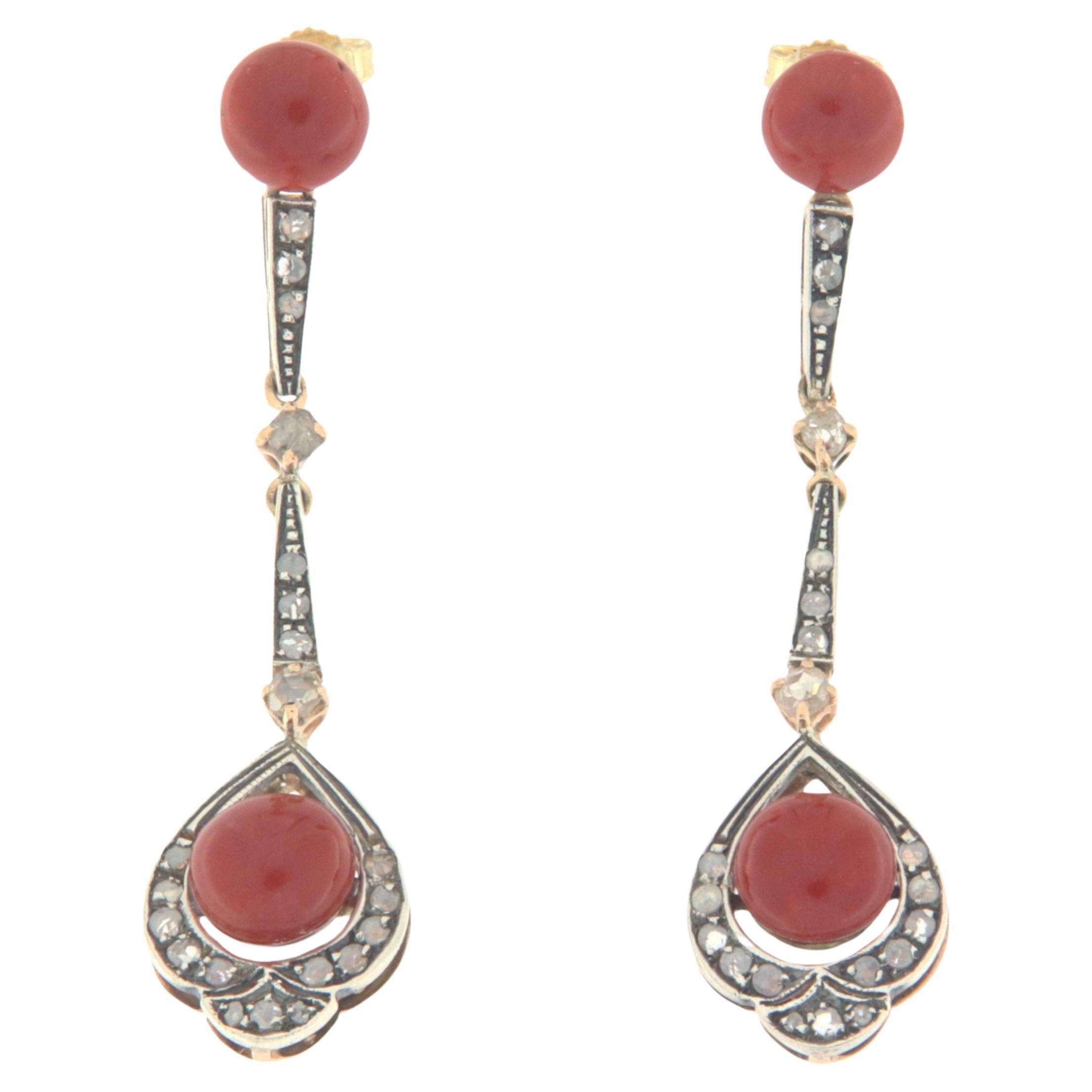 Boucles d'oreilles pendantes en or jaune 14 carats avec corail de Sardaigne et diamants