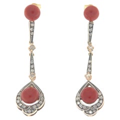 Boucles d'oreilles pendantes en or jaune 14 carats avec corail de Sardaigne et diamants