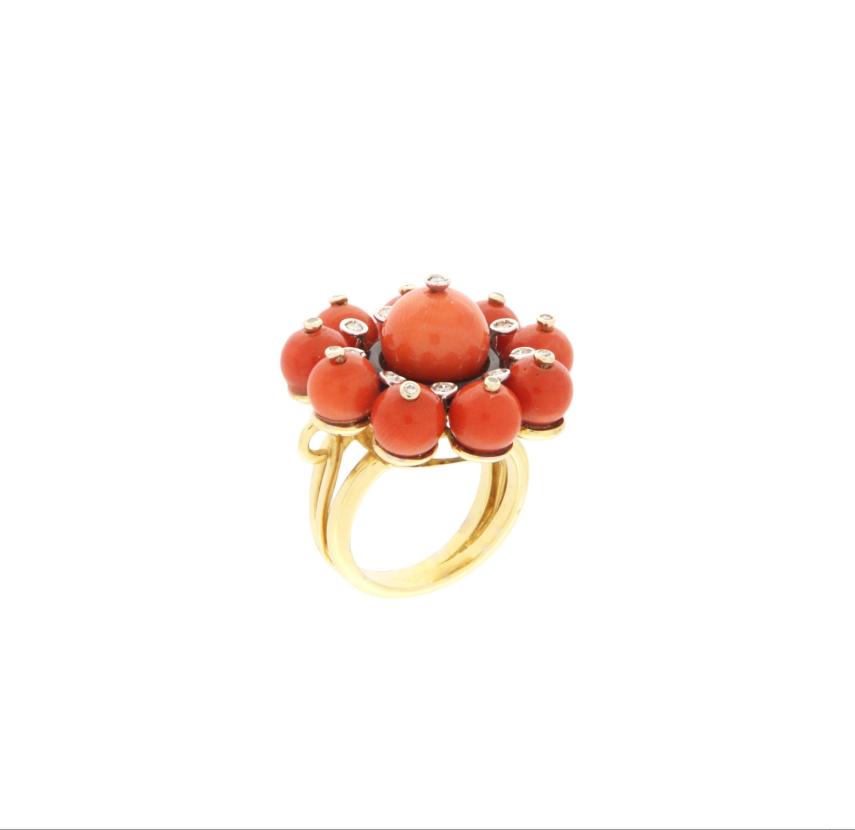 Dieser atemberaubende und charakterstarke Ring ist vollständig aus 18 Karat Gelbgold gefertigt und in der eleganten und symbolträchtigen Form einer Schlange gestaltet, die sich anmutig um den Finger windet. Der Ringkörper ist sorgfältig