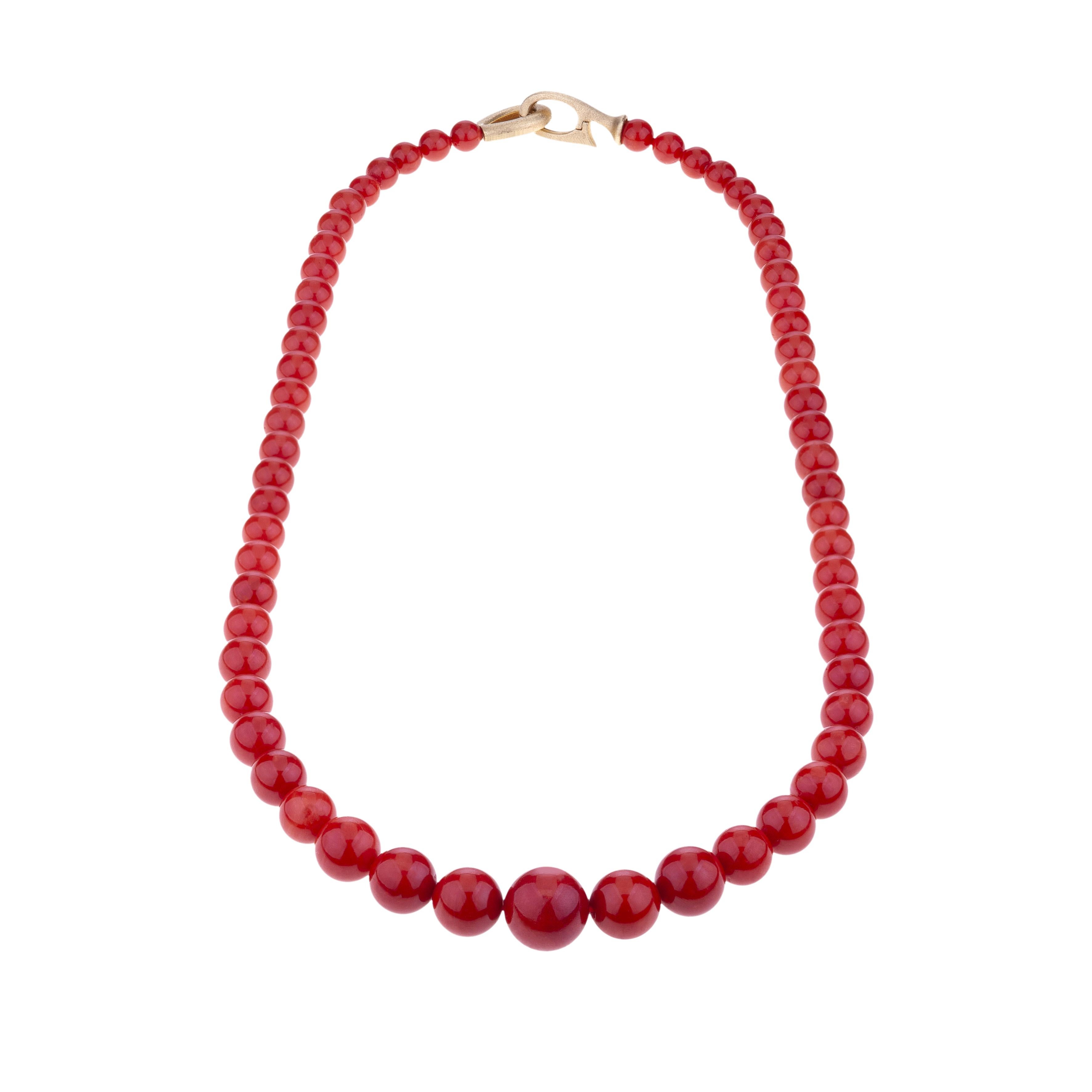 Sardische rote Koralle Perle lange Halskette 18kt Gold Verschluss.
Die Koralle stammt aus dem Mittelmeer, ihr intensives Rot ist in dieser Gegend definitiv selten.
Hochwertige Korallenperlen sind von 15,50 bis 7,3 mm abgestuft und das Gewicht der