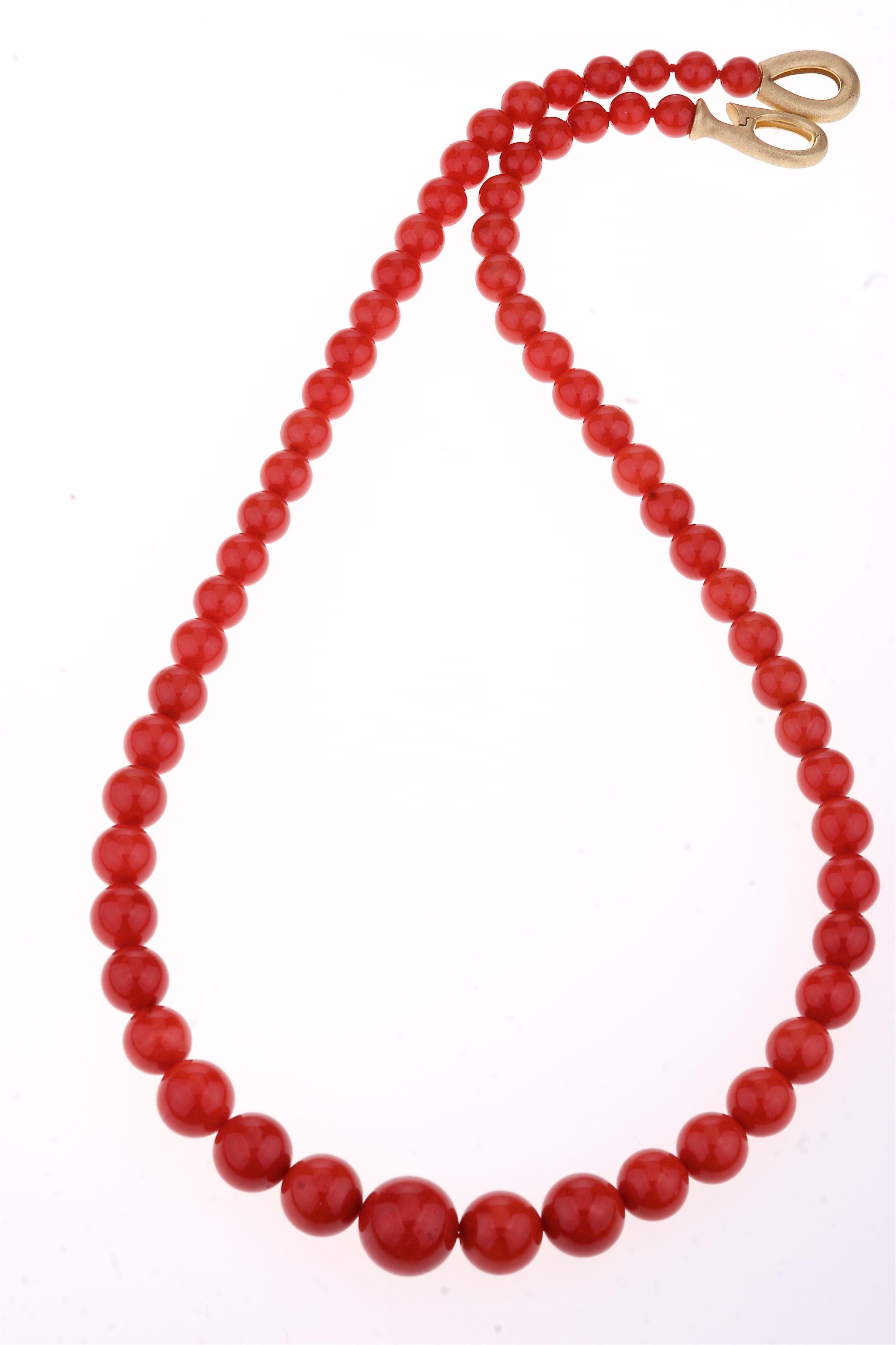 Romain classique Long collier de perles de corail rouge de Sardaigne en or 18 carats avec fermoir en vente