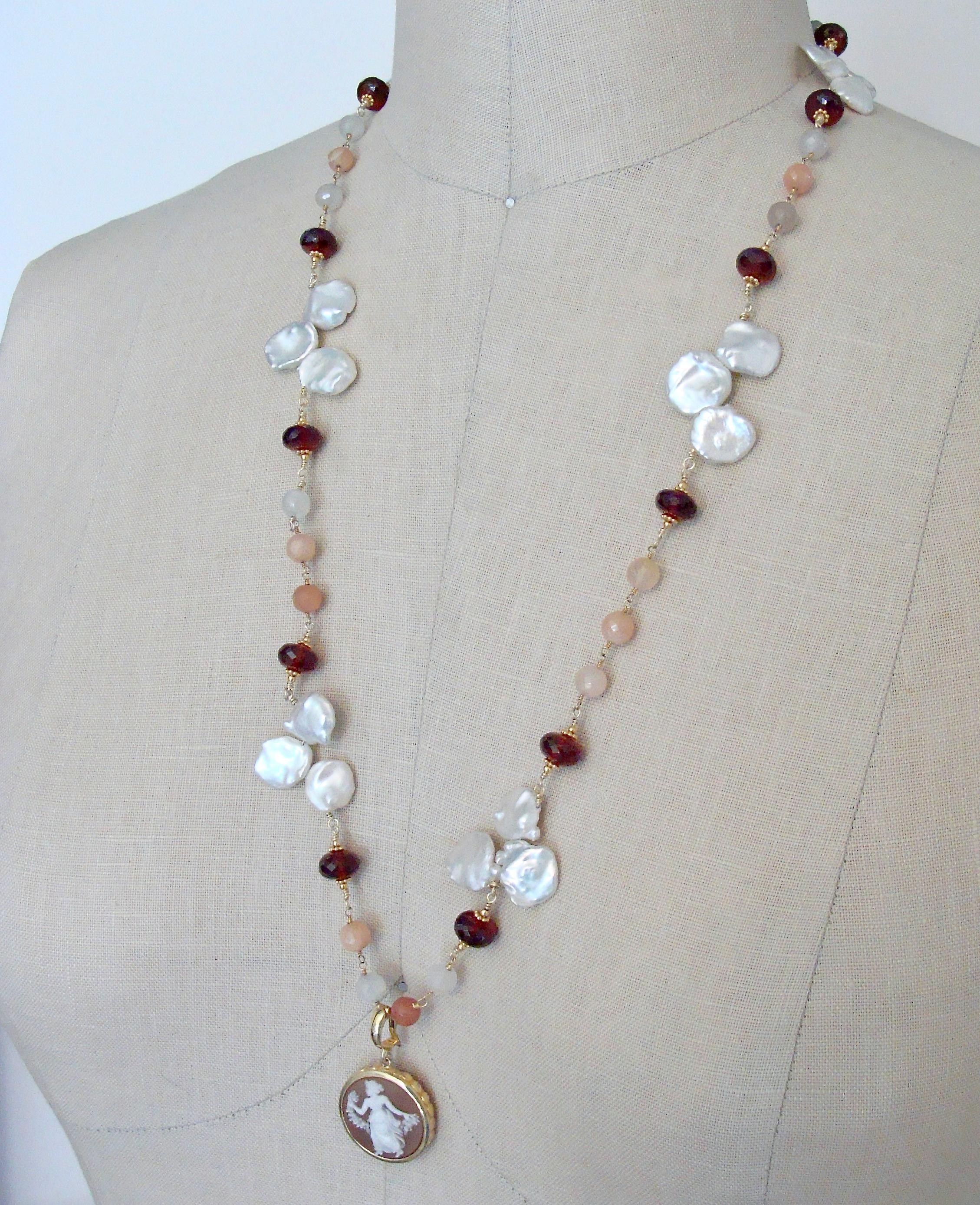 Halskette aus Sardonyx mit Kamee-Anhänger und Mondstein, Hessonit und Blütenblattperlen - Sardinien (Perle) im Angebot