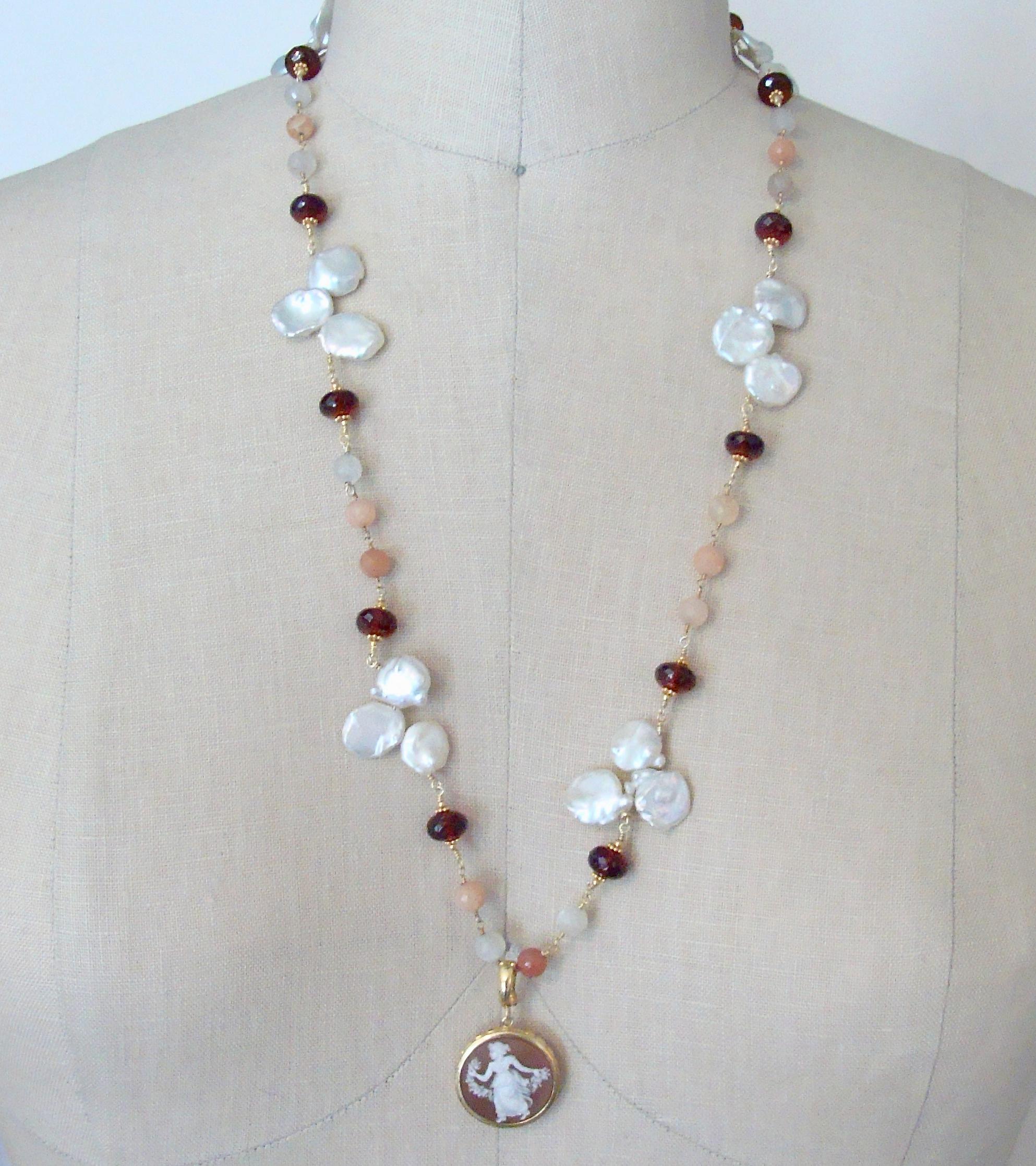 Collier camée Sardonyx avec pendentif et pierre de lune, hessonite et perles de pétales - Sardinia Neuf - En vente à Colleyville, TX