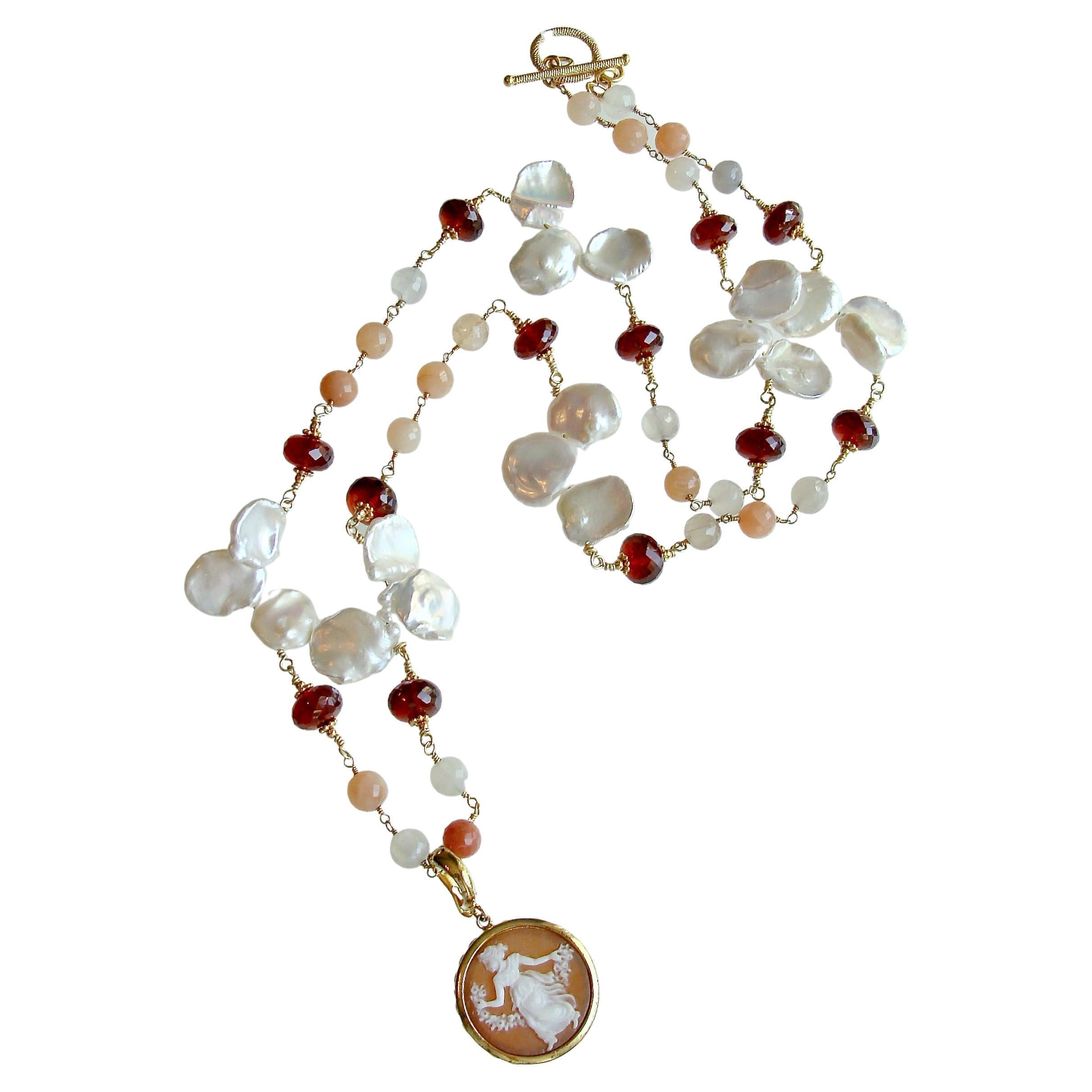 Collier camée Sardonyx avec pendentif et pierre de lune, hessonite et perles de pétales - Sardinia en vente