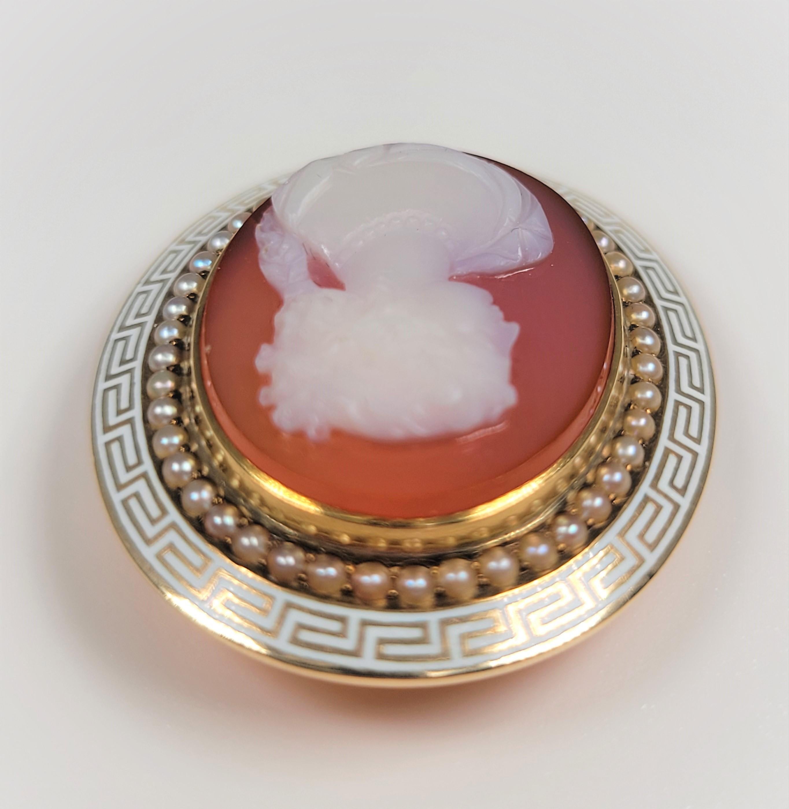 Kamee-Brosche aus Perlen- und Emaille mit Sardonyx für Damen oder Herren im Angebot