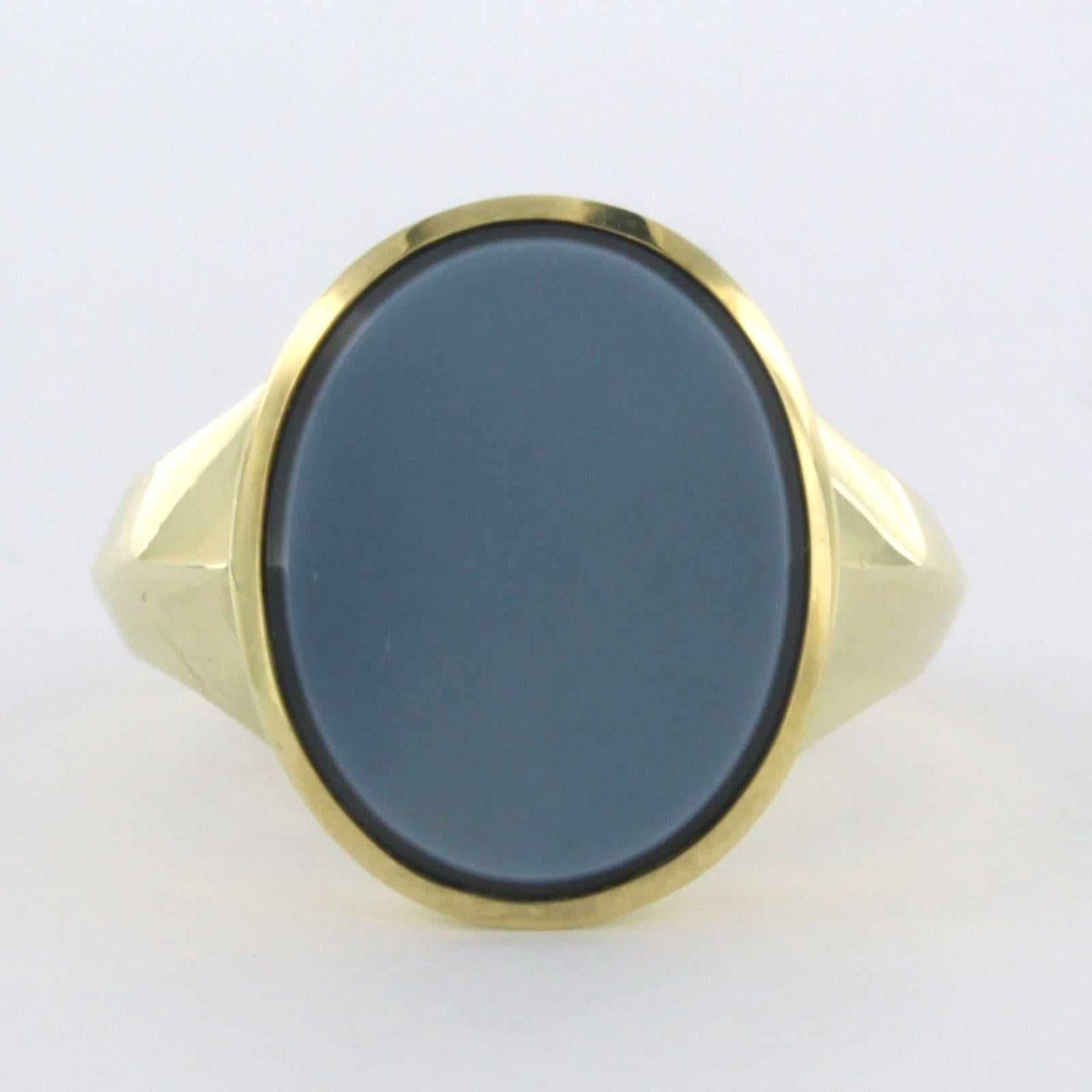 14 kt yellow gold signet ring set with blue-black sardonyx - ring size 10.5 (20.25/63)

The signet stone can be / needs to be engraved by your own goldsmidth

detailed description

the top of the ring is 1.9 cm wide and 4.3 mm high

Ring size 10.5