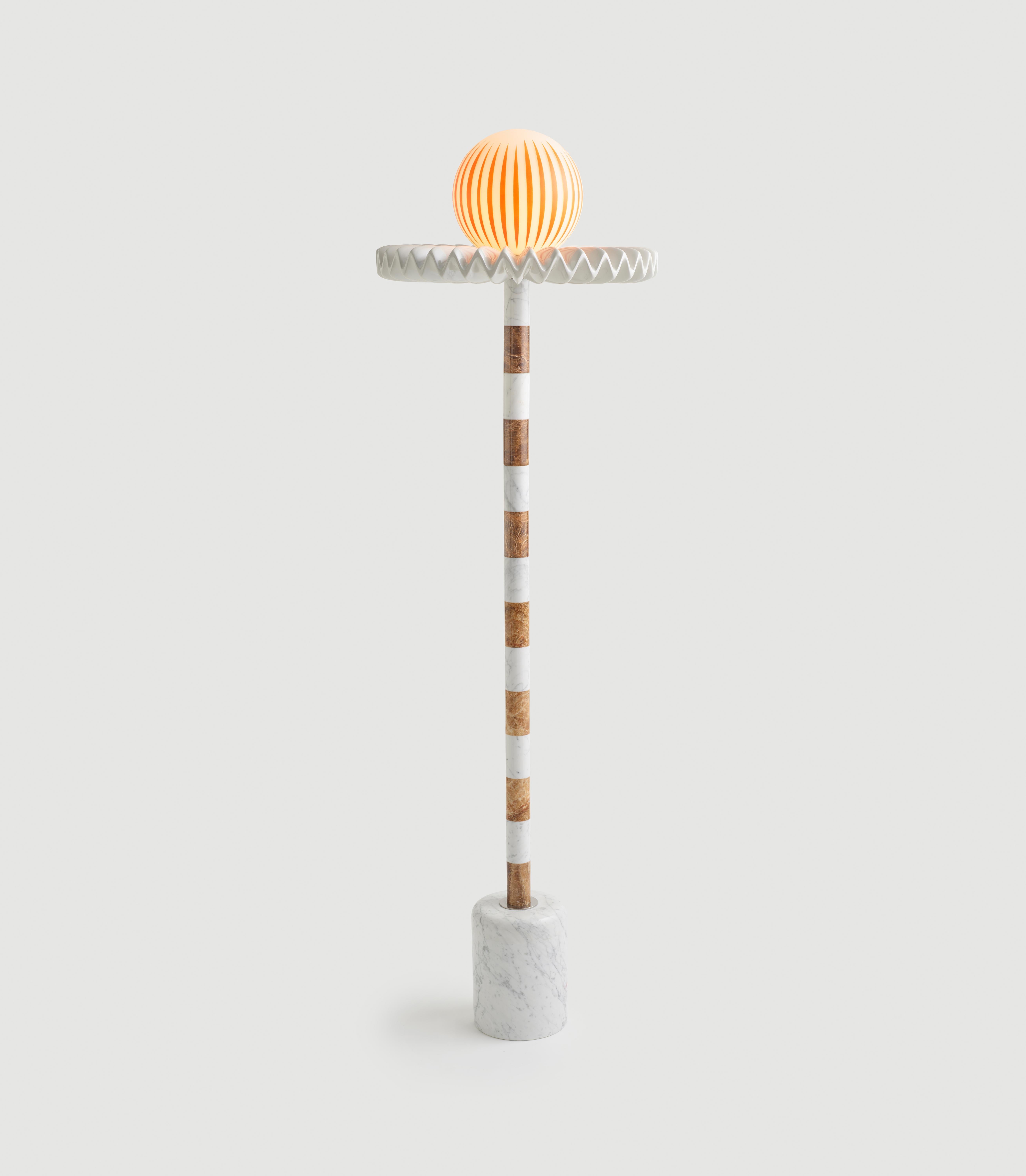 Lampe Sare par MERVE KAHRAMAN

Marbre blanc et ambré, verre de lait et verre peint à la main, et collerette en polyuréthane finition peinture perlée et chrome poli.

21