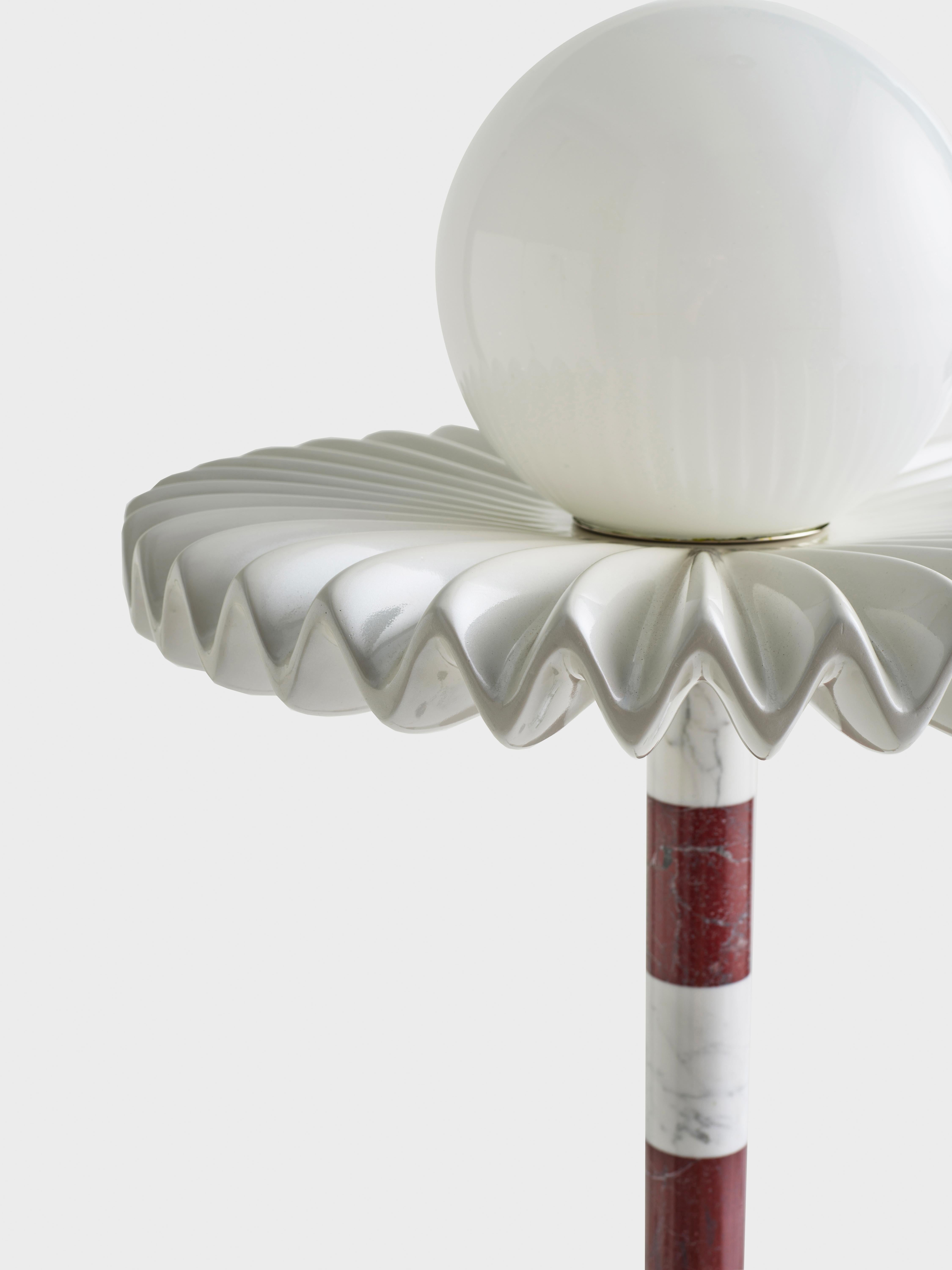 Lampada Sare in ciliegio di Merve KAHRAMAN, vetro lattimo marmo e vetro dipinto a mano In condizioni Nuovo in vendita a New York, NY