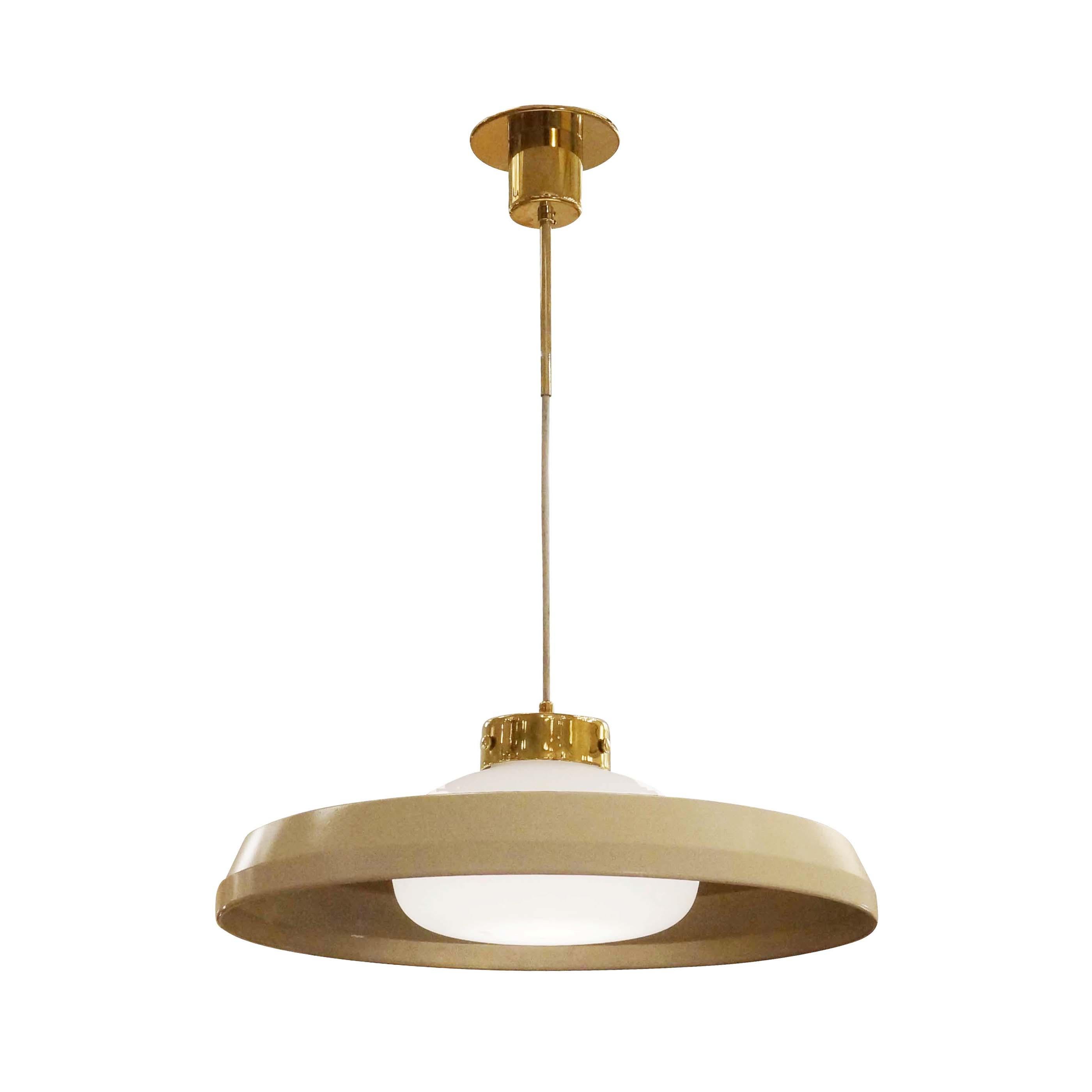 Italian Mid-Century pendant, model 2102, by Gino Sarfatti for Arteluce. Off white metal shade with frosted glass diffuser and brass hardware. Holds one light source.  

Condition: Excellent vintage condition, minor wear consistent with age and