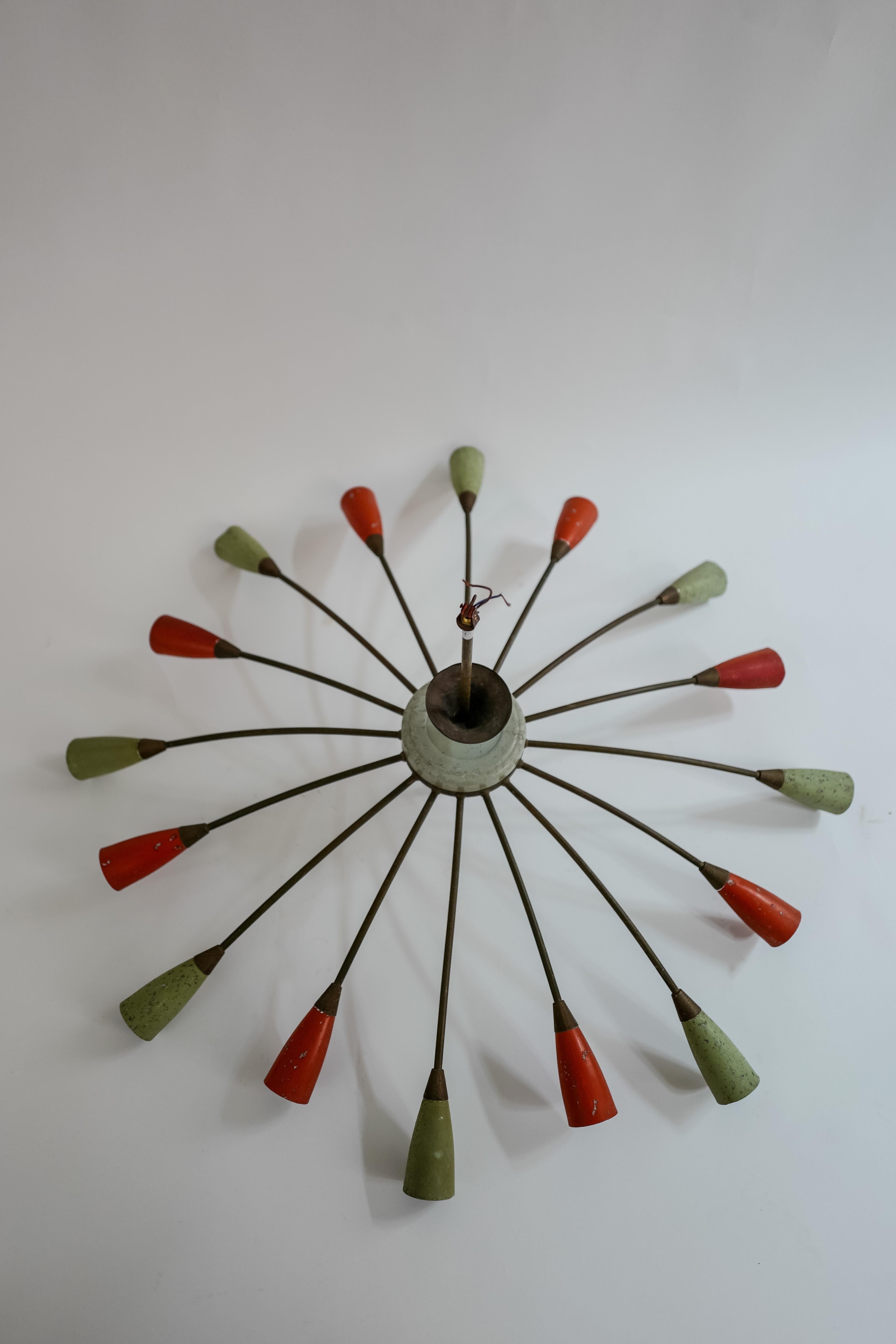 Peint Lustre Spoutnik du milieu du siècle dernier de Gino Sarfatti avec abat-jours rouges et verts en vente