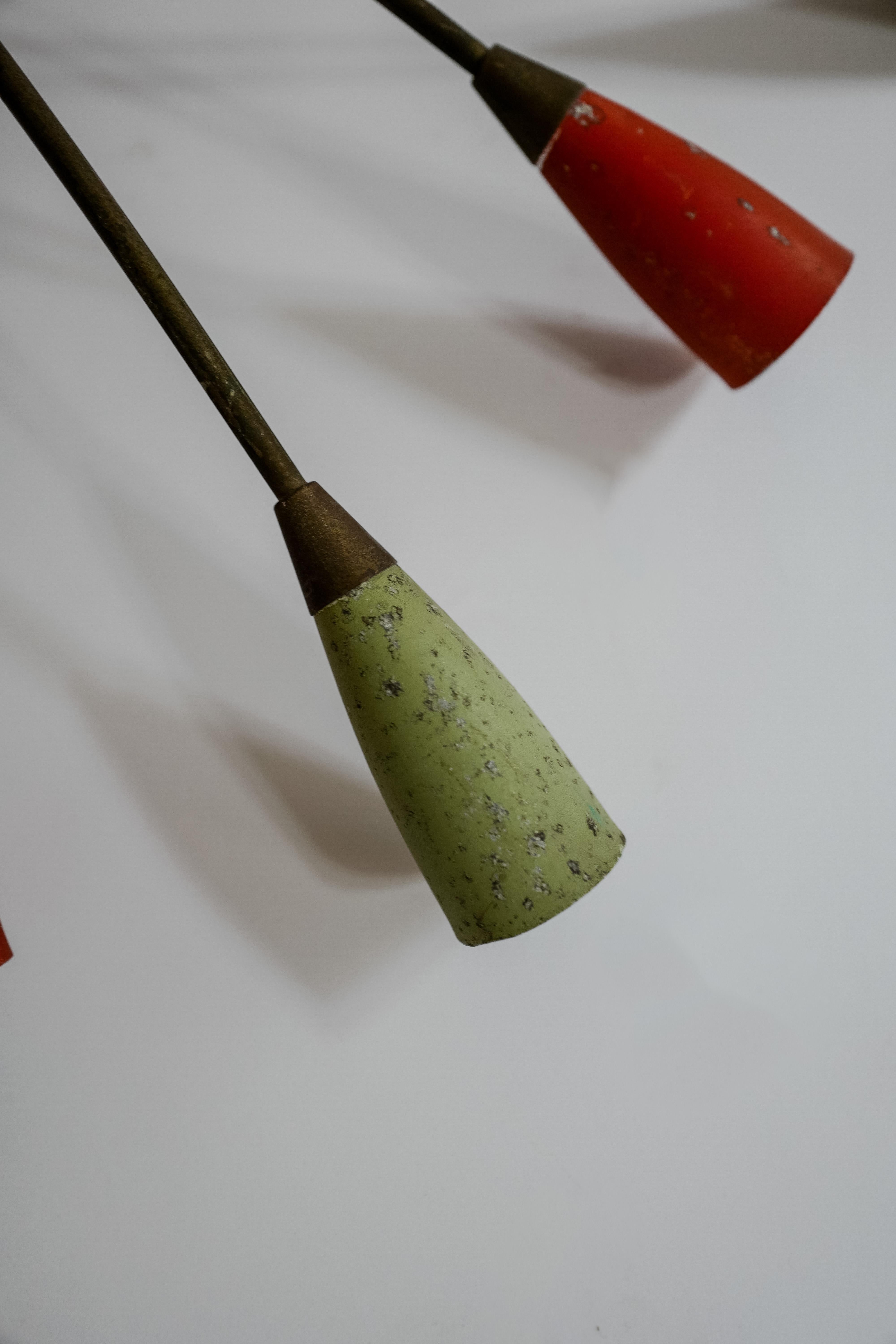 Lustre Spoutnik du milieu du siècle dernier de Gino Sarfatti avec abat-jours rouges et verts Bon état - En vente à Milano, IT