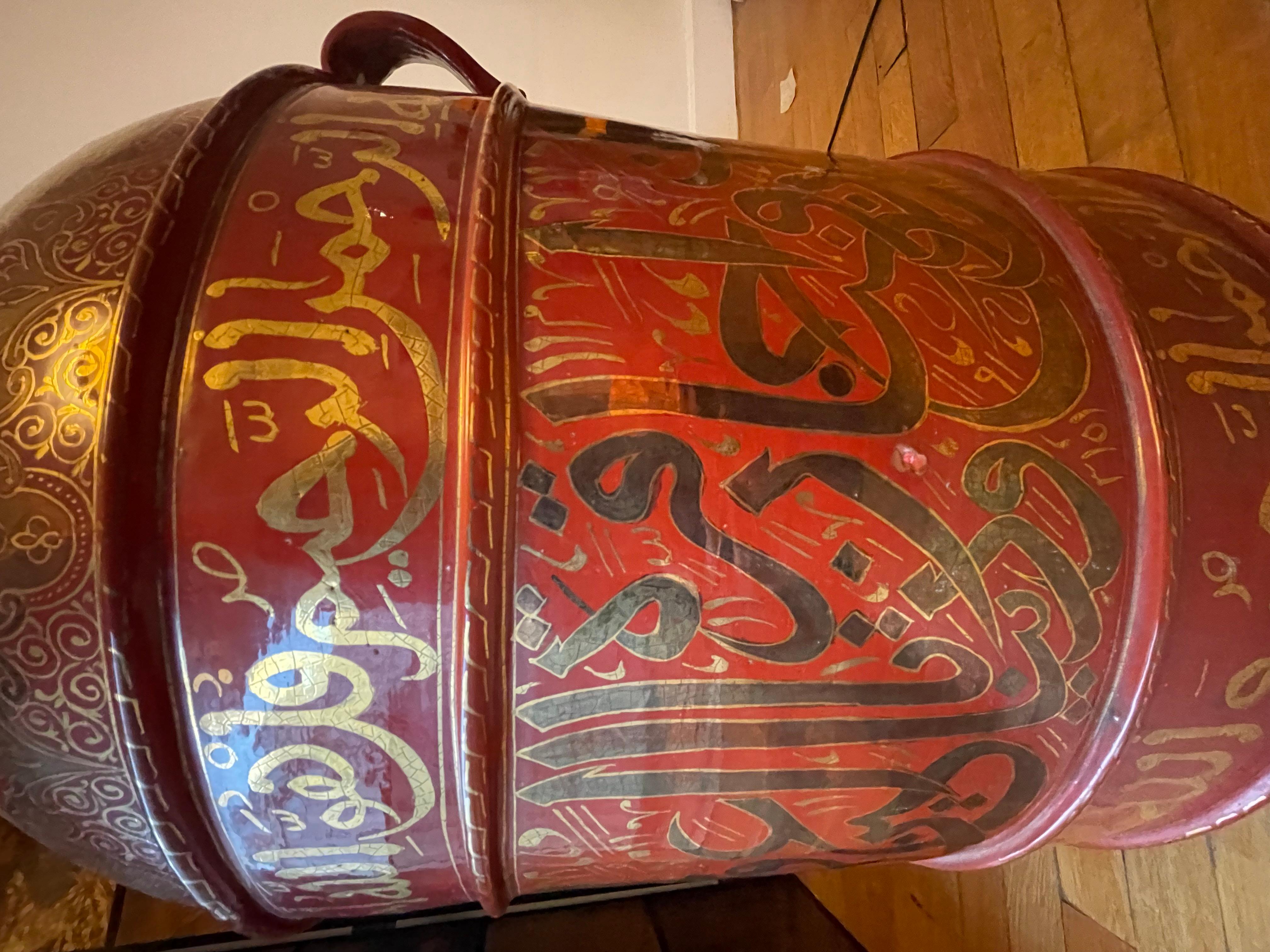 L’histoire de Poterie Serghini commence en 1832 à Fès, lorsque Mohammed Serghini (1ère génération) se fascine pour la céramique et en fait son métier. Une fascination qu’il transmet à son fils Moulay Idriss (2ème génération) et son petit-fils Moulay