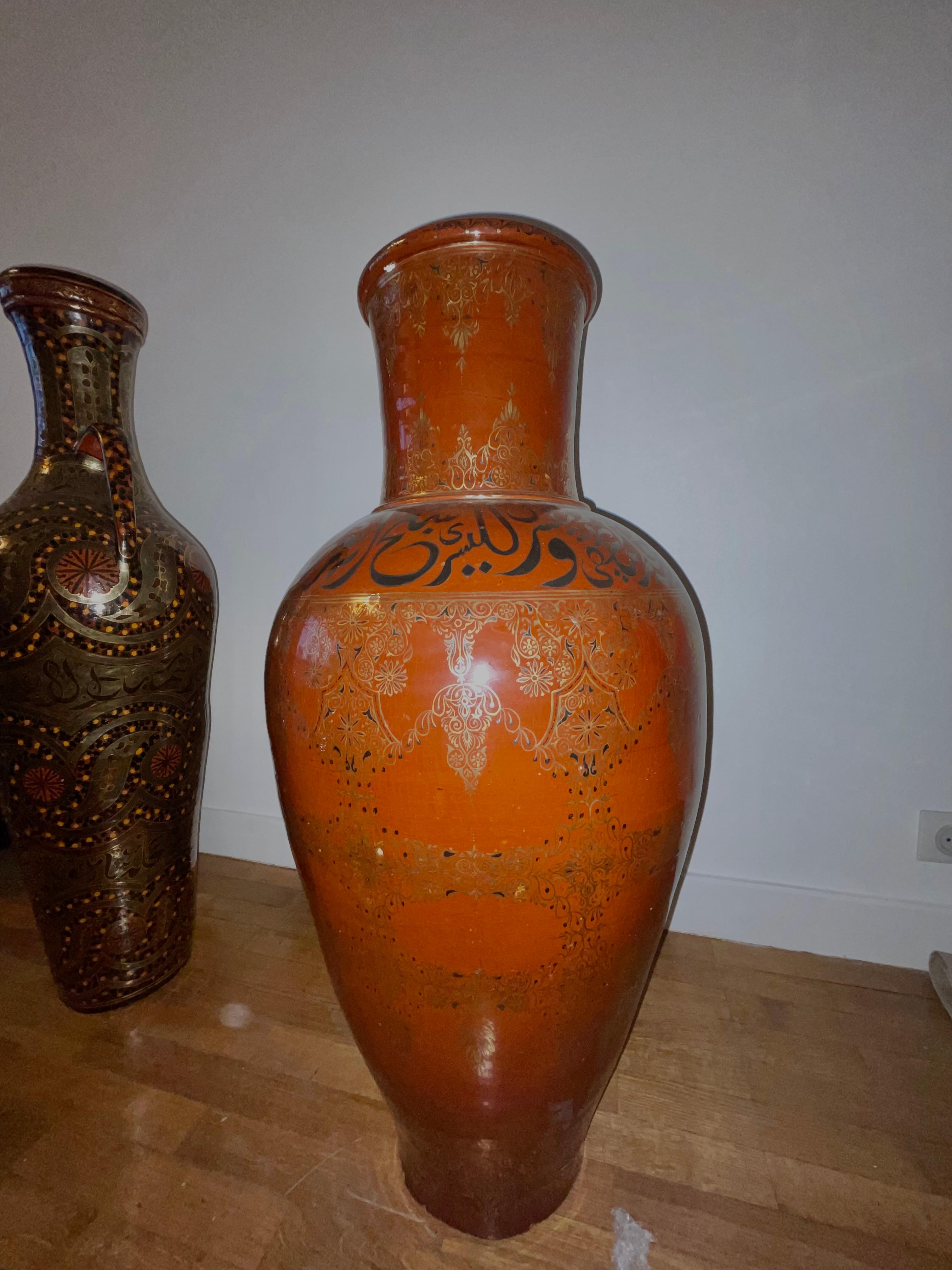 L’histoire de Poterie Serghini commence en 1832 à Fès, lorsque Mohammed Serghini (1ère génération) se fascine pour la céramique et en fait son métier. Une fascination qu’il transmet à son fils Moulay Idriss (2ème génération) et son petit-fils Moulay