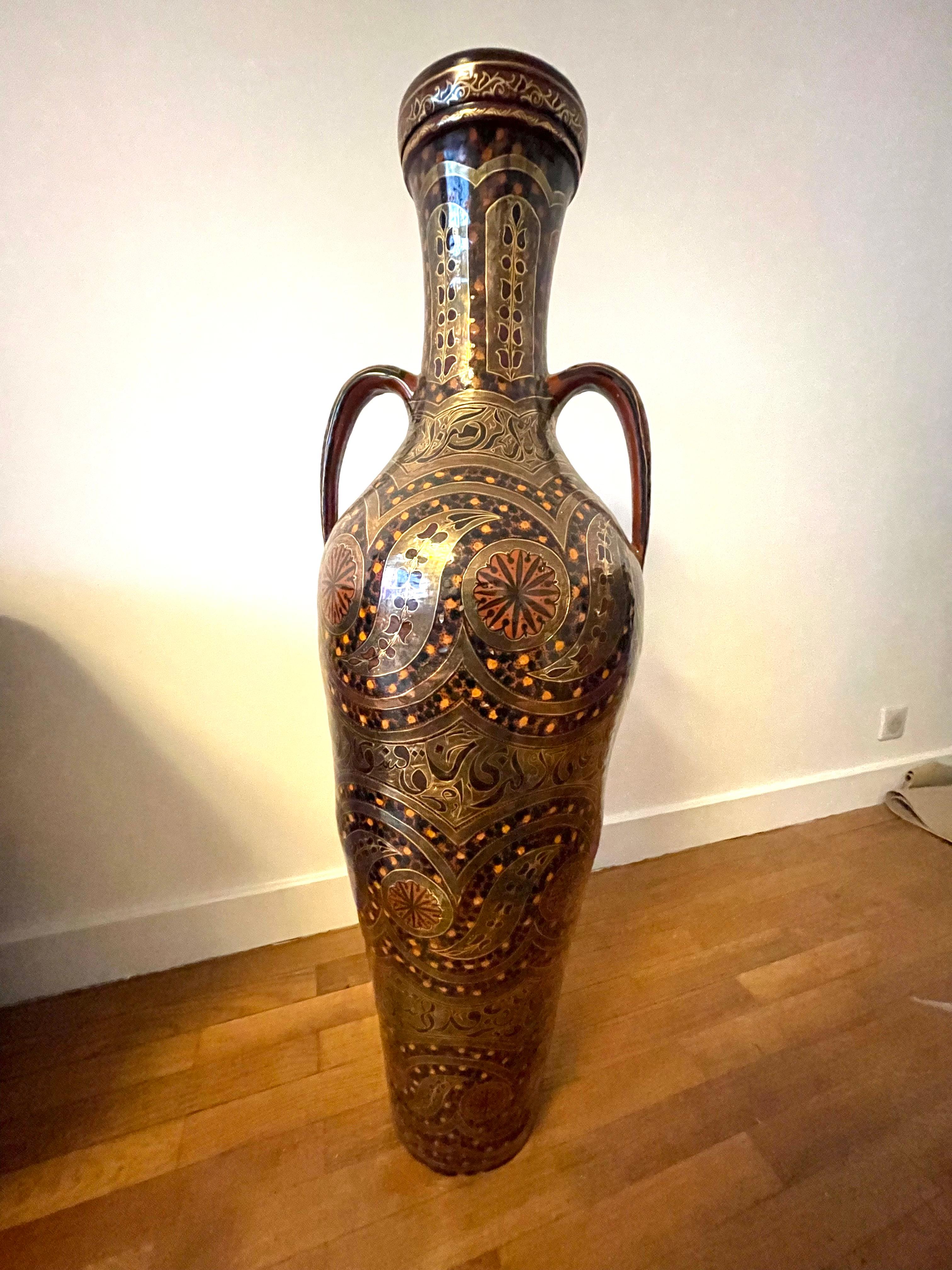 L'histoire de Poterie Serghini commence en 1832 à Fès, lorsque Mohammed Serghini (1ère génération) se fascine pour la céramique et en fait son métier. Une fascination qu'il transmet à son fils Moulay Idriss (2ème génération) et son petit-fils Moulay