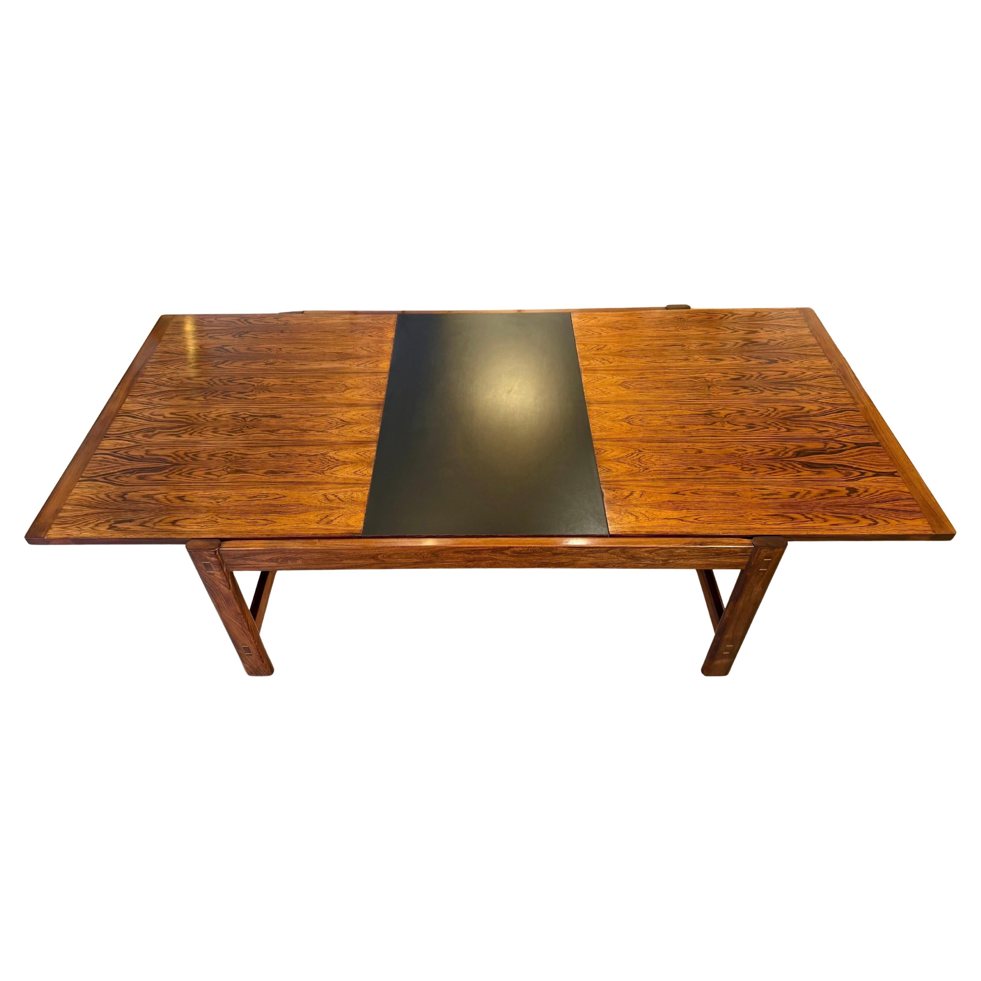 Sari coffee table by Torbjorn Afdal for Bruksbo, 1960's design in jacaranda. A clever and very nice device allows the table to be extended from 136 to 185,5 cm with a center part in black formica which goes from underneath to the top. This also