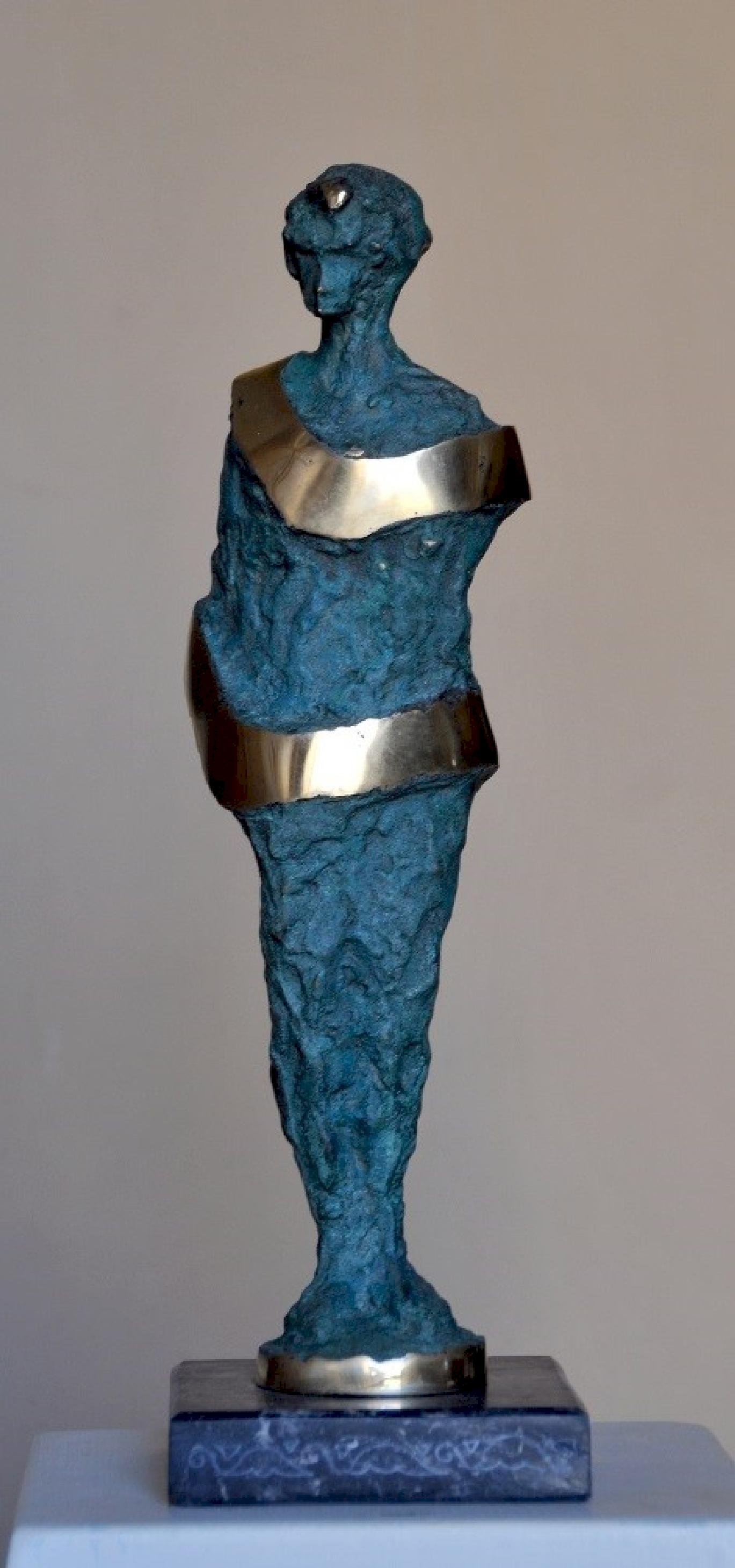 "Geschmückt II" Bronze-Skulptur 14" x 4" x 2" Zoll von Sarkis Tossonian			

Sarkis Tossoonian wurde 1953 in Alexandria geboren. Er schloss sein Studium an der Fakultät für Bildende Künste/Bildhauerei 1979 ab. Seit 1980 und bis heute stellt er in