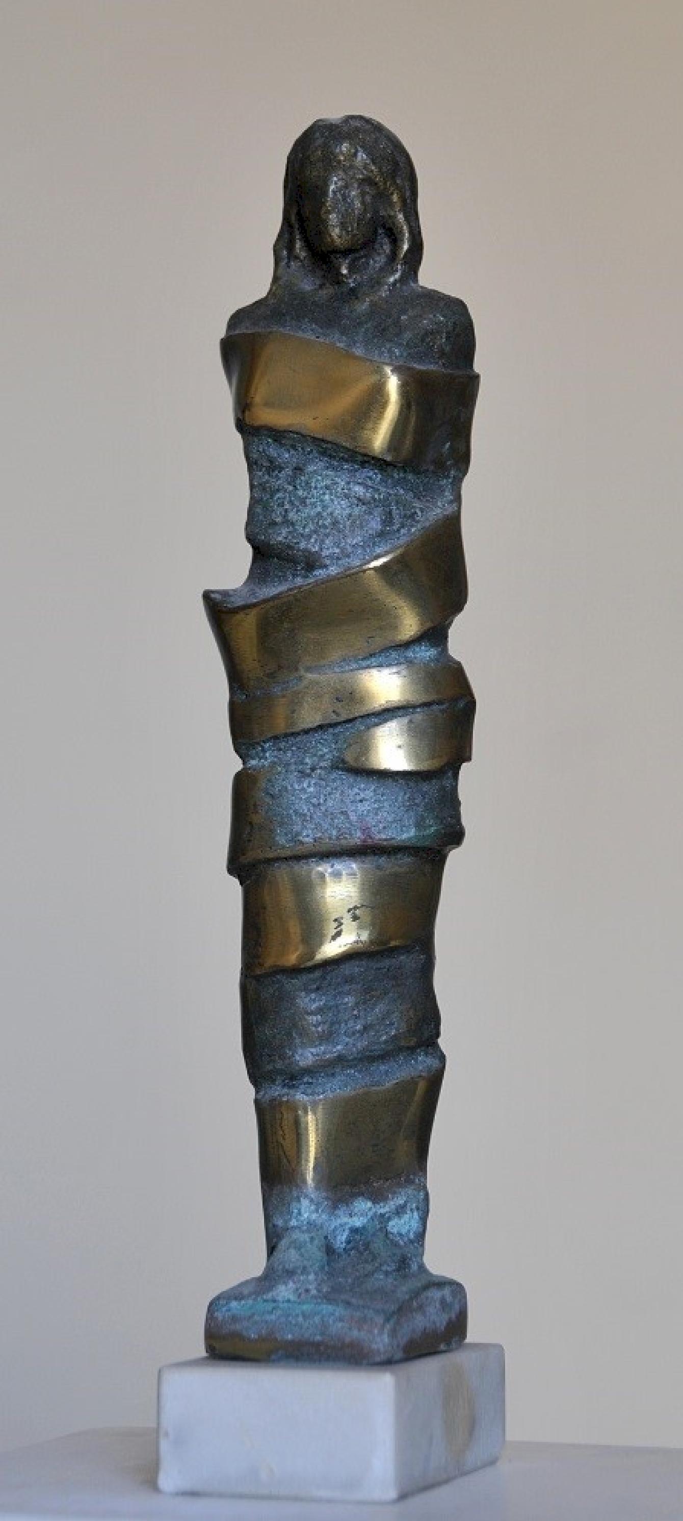 Sculpture en bronze "Bound I" de 13" x 2" x 3" pouces par Sarkis Tossonian			

Sarkis Tossoonian est né à Alexandrie en 1953. Il est diplômé de la Faculté des Beaux-Arts/Sculpture en 1979. Il a commencé à exposer dans des expositions individuelles
