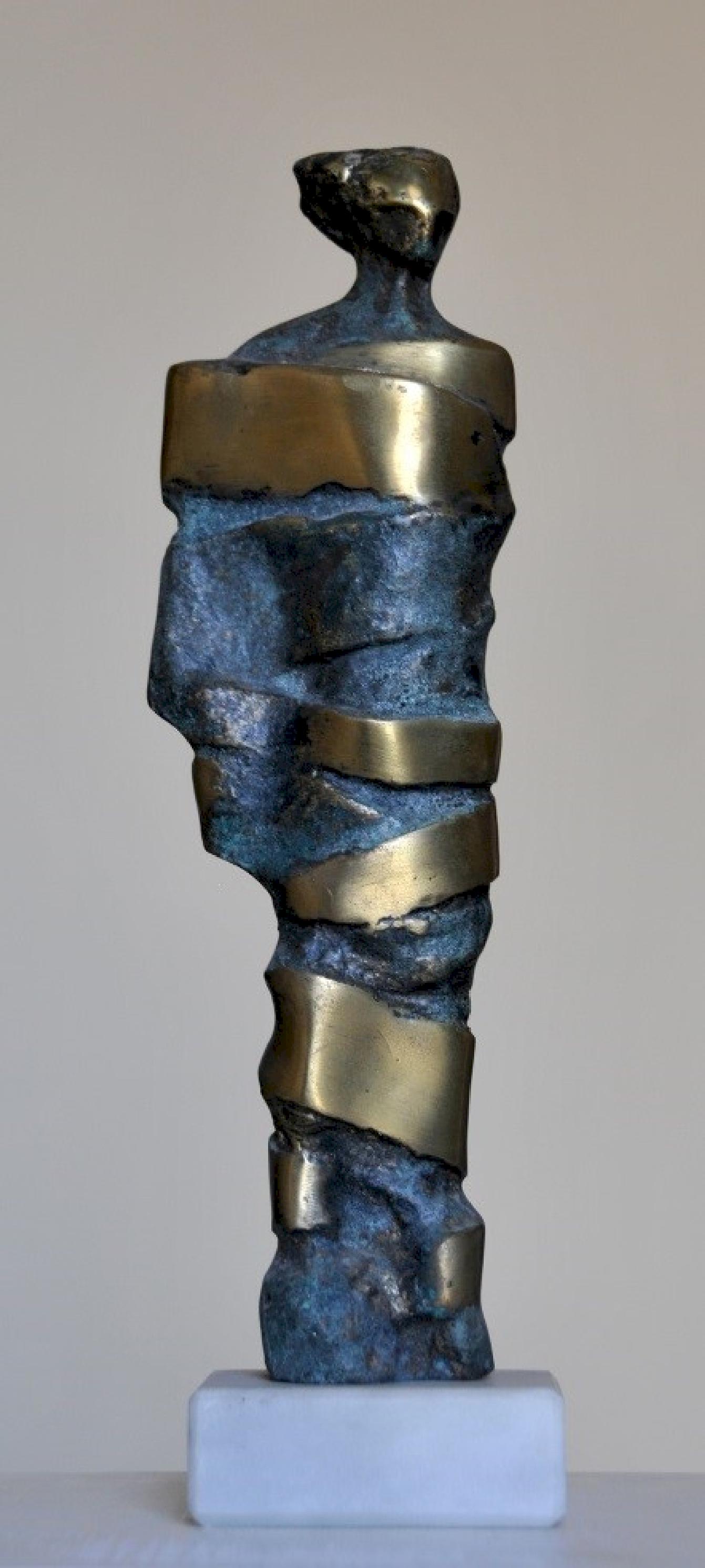 Sculpture en bronze "Bound II" de 11" x 3" pouces par Sarkis Tossonian	

Sarkis Tossoonian est né à Alexandrie en 1953. Il est diplômé de la Faculté des Beaux-Arts/Sculpture en 1979. Il a commencé à exposer dans des expositions individuelles et