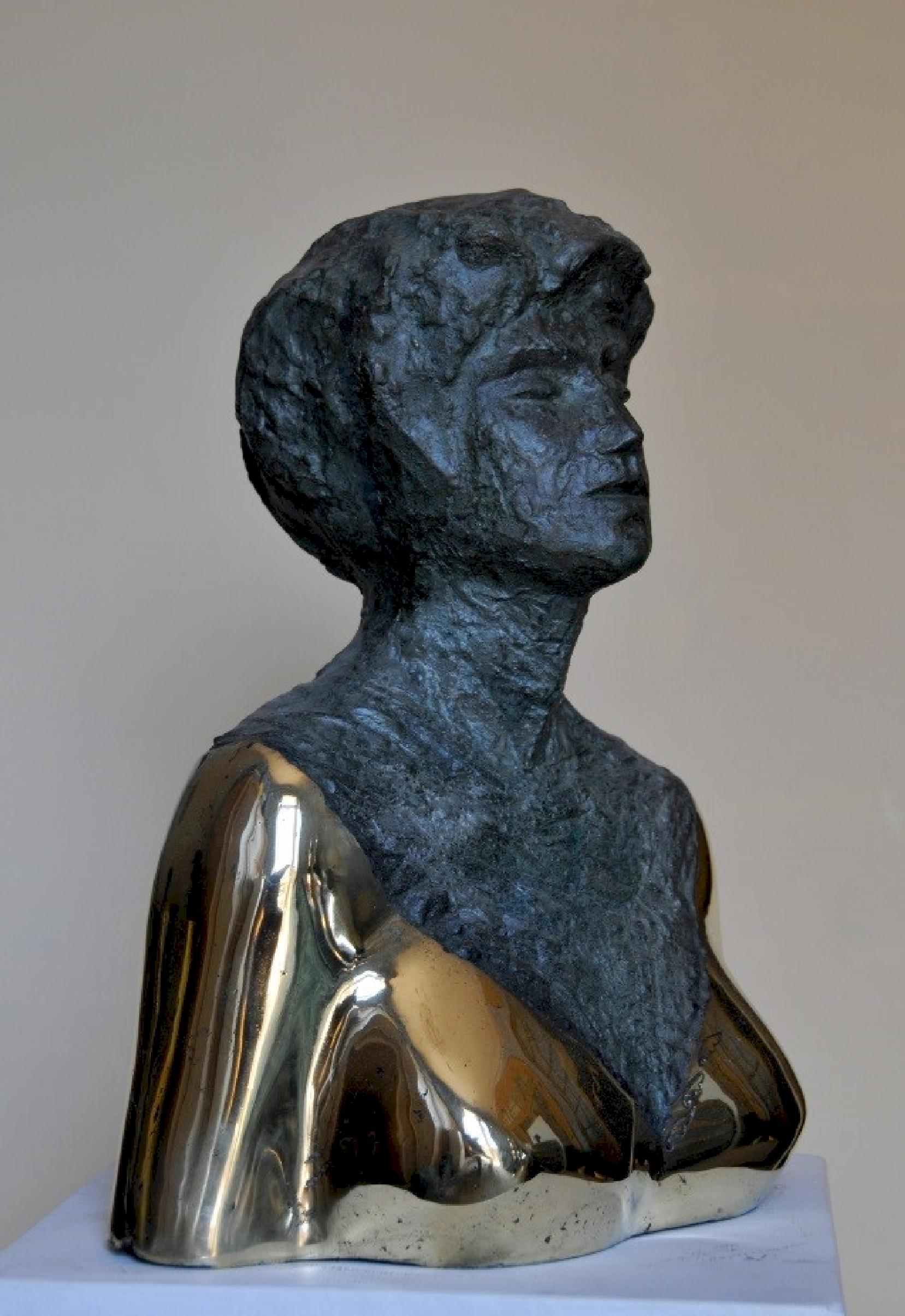 „Peggy“ Bronzeskulptur 18" x 15" x 8" Zoll von Sarkis Tossonian

Sarkis Tossoonian wurde 1953 in Alexandria geboren. Er schloss sein Studium an der Fakultät für Bildende Künste/Bildhauerei 1979 ab. Seit 1980 und bis heute stellt er in Einzel- und