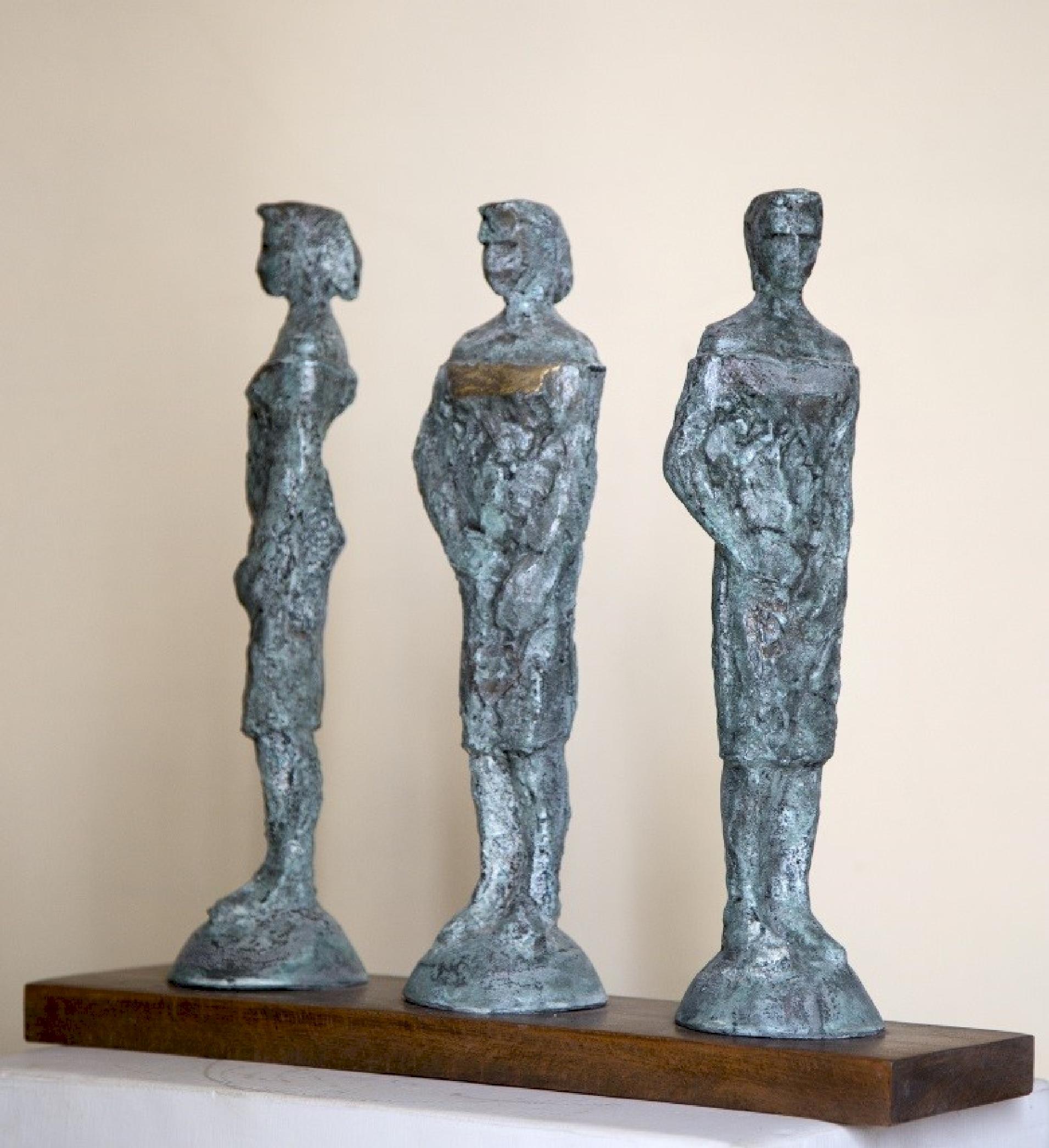 "Orgullo" Escultura de bronce 13" x 11" x 2" pulgadas de Sarkis Tossonian