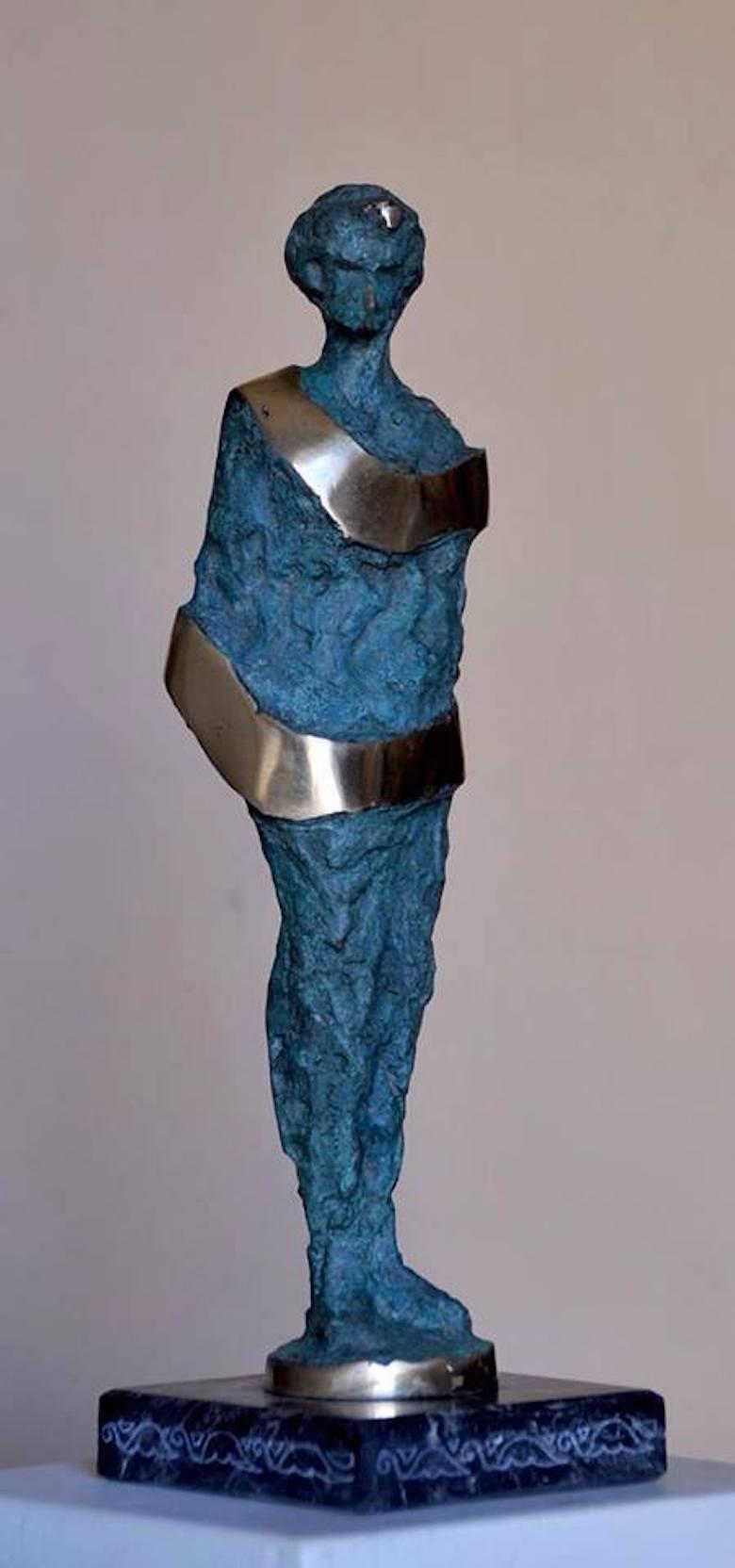 "Geschmückt II" Bronze-Skulptur 14" x 4" x 2" Zoll von Sarkis Tossonian		

* Aufgrund der Politik des Kulturministeriums kann die Bearbeitungszeit (Papierkram) bis zu 2-3 Wochen dauern. 

Sarkis Tossoonian wurde 1953 in Alexandria geboren. Er