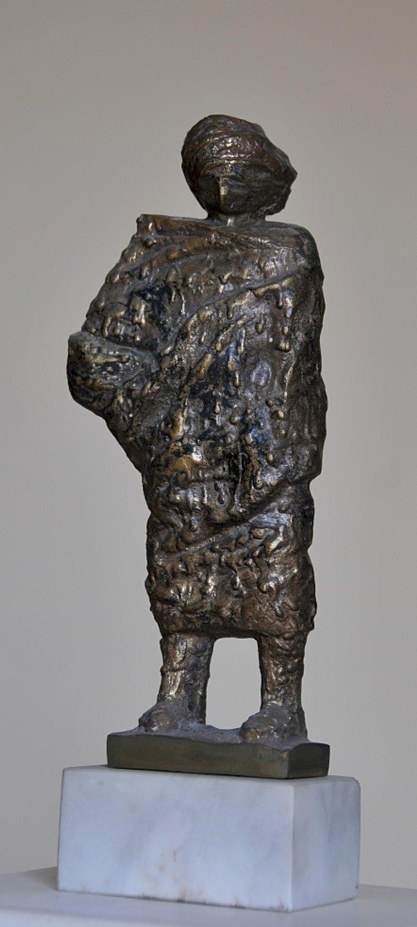 Sculpture en bronze "Robed I" 11" x 4" x 2" inch by Sarkis Tossonian

Sarkis Tossoonian est né à Alexandrie en 1953. Il est diplômé de la Faculté des Beaux-Arts/Sculpture en 1979. Il a commencé à exposer dans des expositions individuelles et
