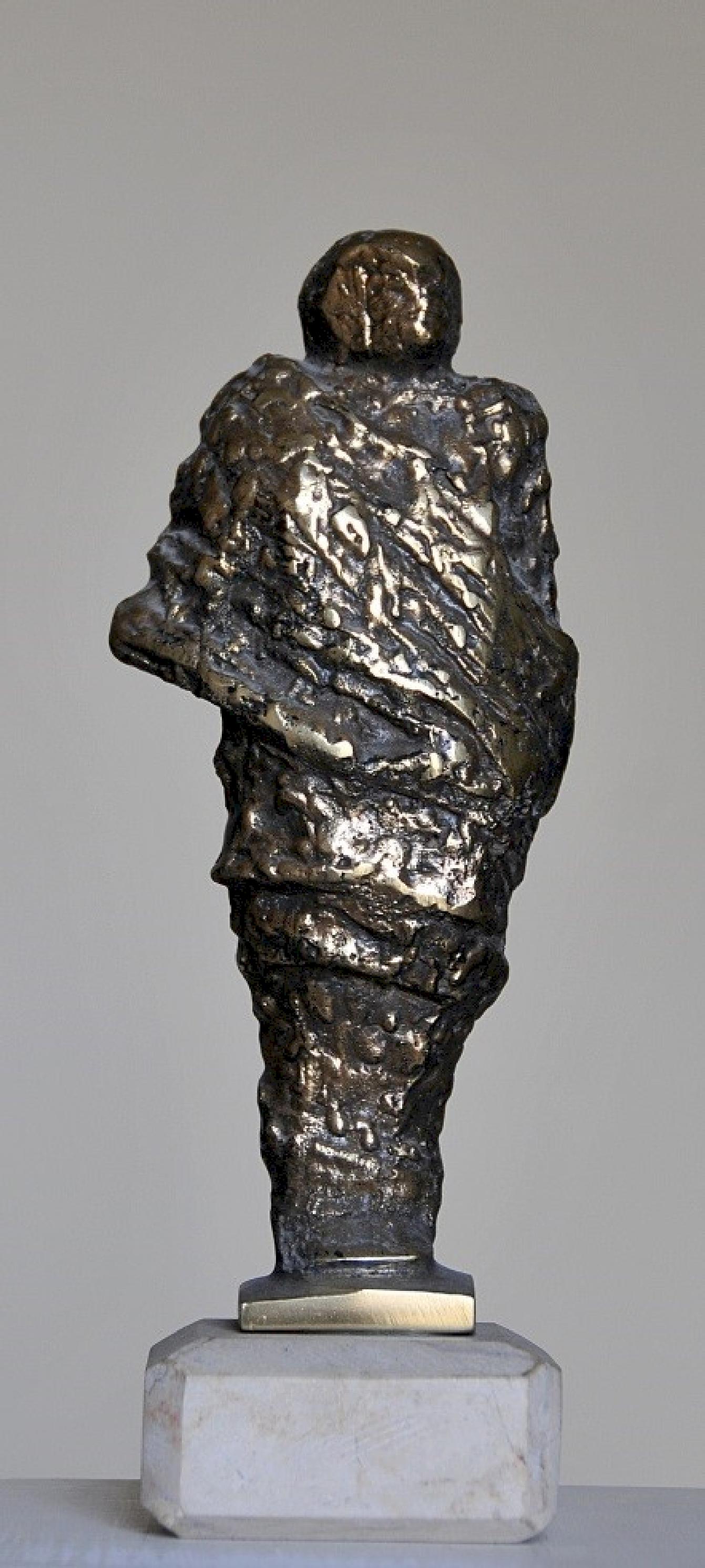 „Robed IV“ Bronzeskulptur 9,5" x 4" x 3" Zoll von Sarkis Tossonian

Sarkis Tossoonian wurde 1953 in Alexandria geboren. Er schloss sein Studium an der Fakultät für Bildende Künste/Bildhauerei 1979 ab. Seit 1980 und bis heute stellt er in Einzel- und