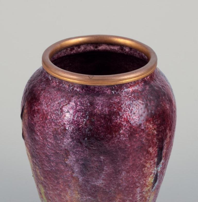 Smaltato Sarlandie per Limoges, Francia. Vaso in metallo con decorazione a smalto in vendita