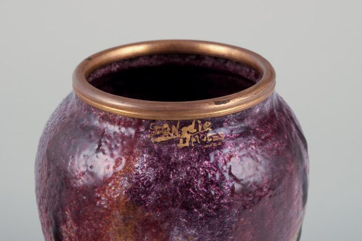 Metallo Sarlandie per Limoges, Francia. Vaso in metallo con decorazione a smalto in vendita