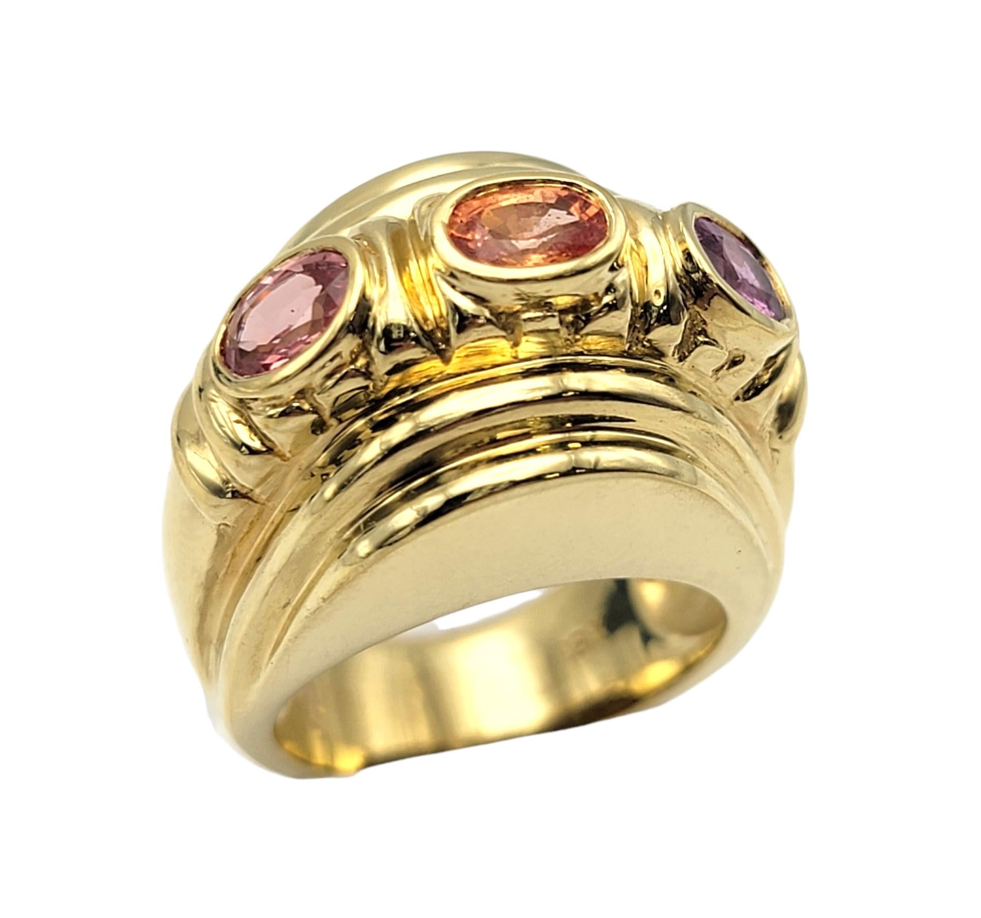Ringgröße: 7.75

Kräftiger und schöner Kuppelring aus 18 Karat Gelbgold von Sarosi. Dieses klobige, hochglanzpolierte Stück sitzt hoch am Finger und setzt einen großen Akzent. Er ist oben mit 3 ovalen Edelsteinen in Zargenfassung, einem einzelnen