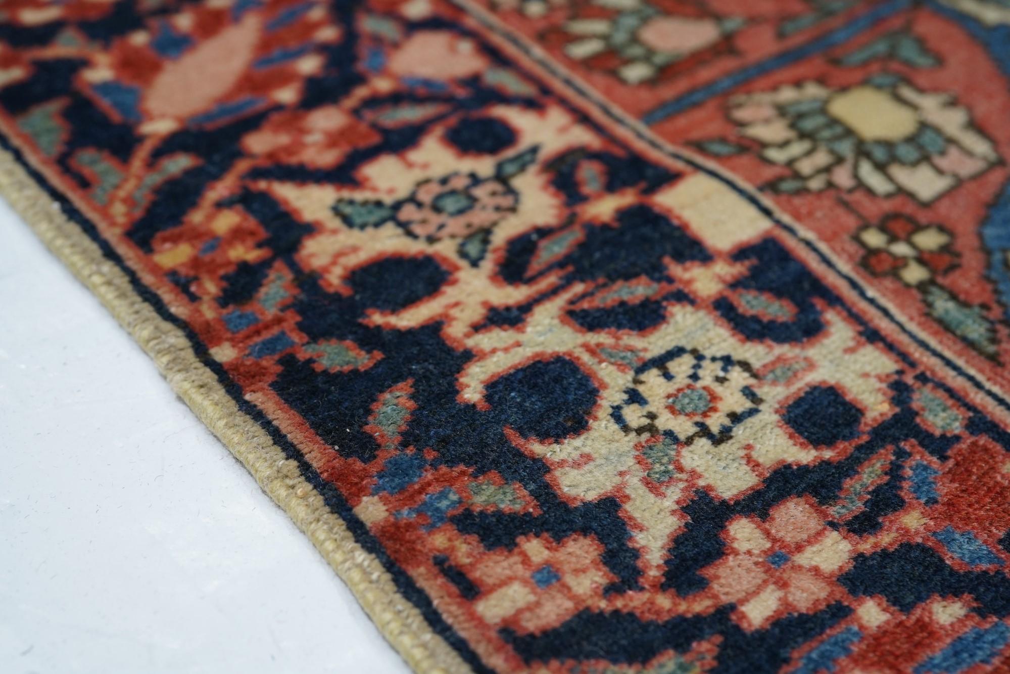 Tappeto Sarouk antico 3'3'' x 4'11'' In condizioni ottime in vendita a New York, NY