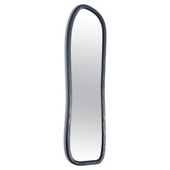 Specchio Sarpa - specchio a figura intera di grandi dimensioni in frassino annerito di KLN Studio