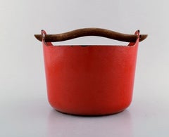 Sarpaneva para Rosenlew, Finlandia, Cazuela de hierro fundido esmaltada en rojo, 1959
