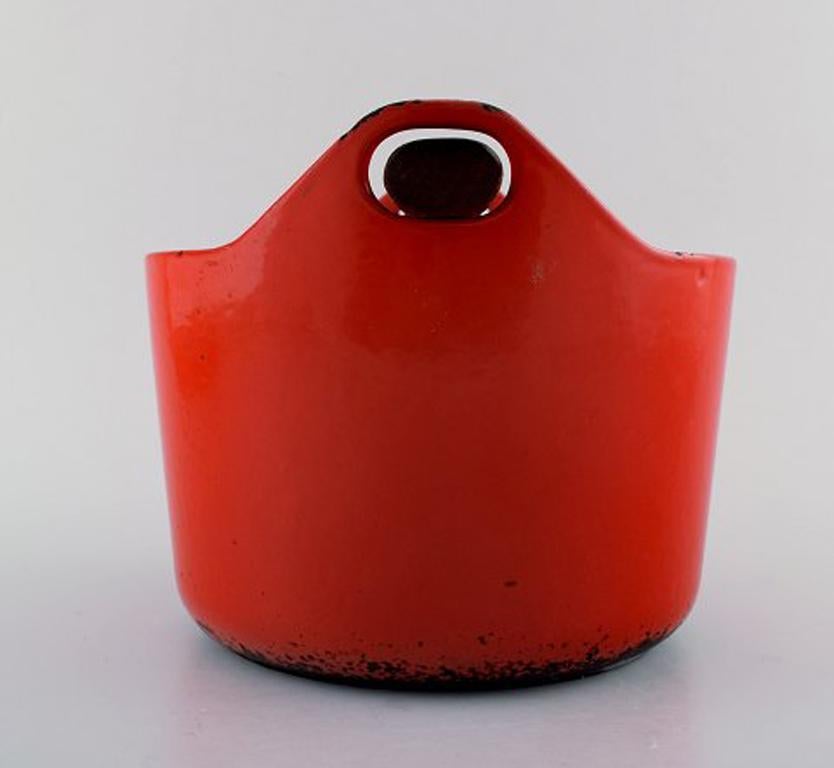 Sarpaneva for Rosenlew, Finland. Cast iron casserole in red enamel.
The original model from 1959.
Award-winning pot designed by Timo Sarpaneva. The starting point was a traditional Finnish pot initially used over fire.
Oil burnt cast iron pot