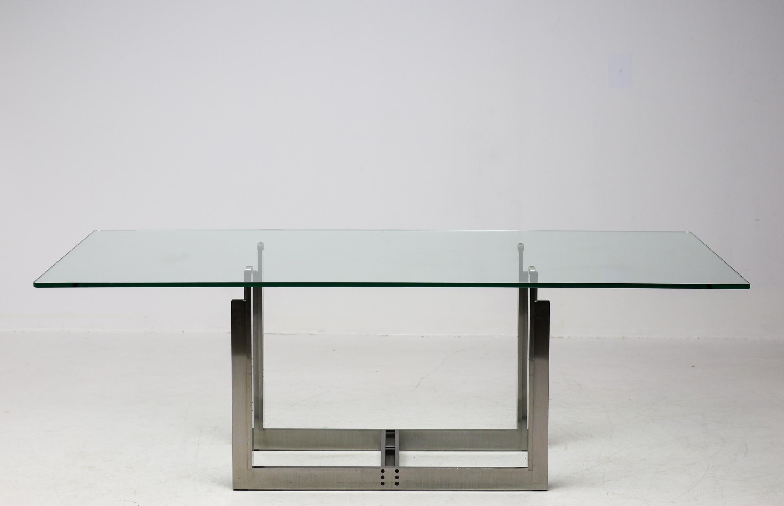 Exemple magistral du génie de Carlo Scarpa en matière de design, cette table Sarpi a été créée pour Simon Gavina à Bologne, en Italie, en 1970. La table est dotée d'un cadre en acier inoxydable brossé maintenu par les vis encastrées visibles,