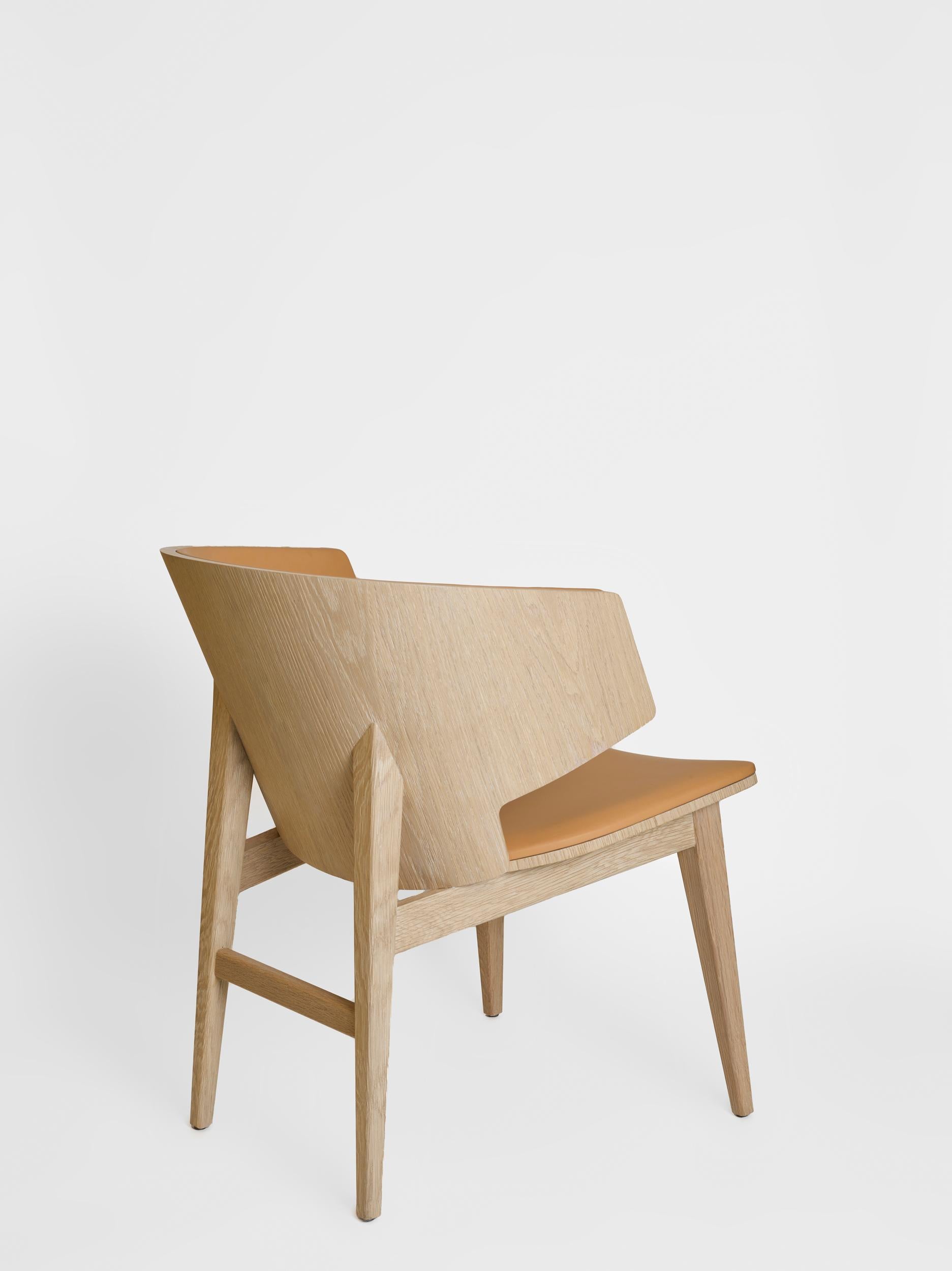 Sarr ist ein gemütlicher Sessel, der mit seinem Korpus aus massivem Nussbaum/Eiche und seiner Kaschmir/Leder-Polsterung ein Maximum an Komfort bietet.
Esszimmerstuhl, Bürostuhl. Bequemer Esszimmerstuhl
