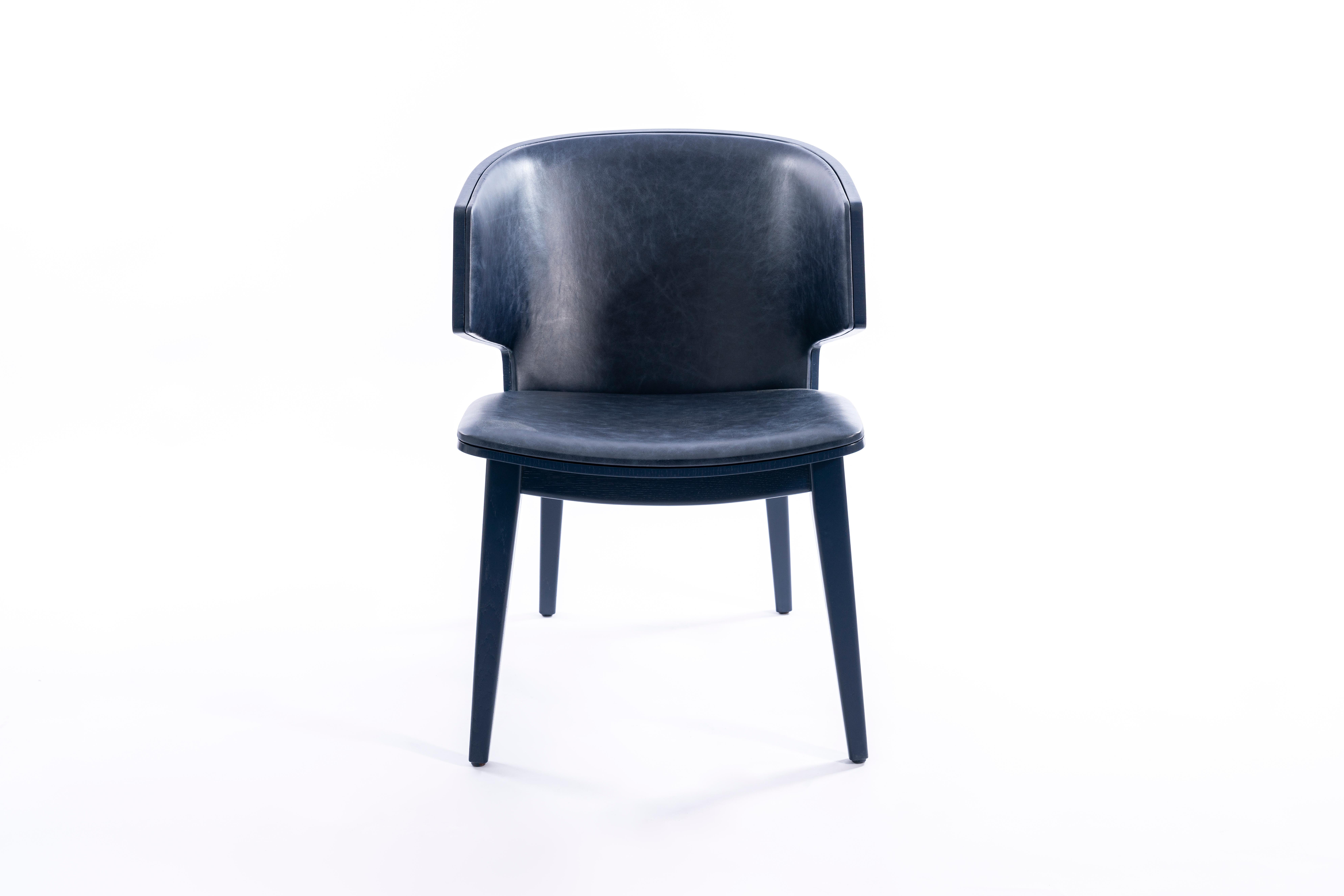 Sarr ist ein gemütlicher Sessel, der mit seinem Korpus aus massivem Nussbaum/Eiche und seiner Kaschmir/Leder-Polsterung ein Maximum an Komfort bietet.
Esszimmerstuhl, Bürostuhl. Bequemer Esszimmerstuhl