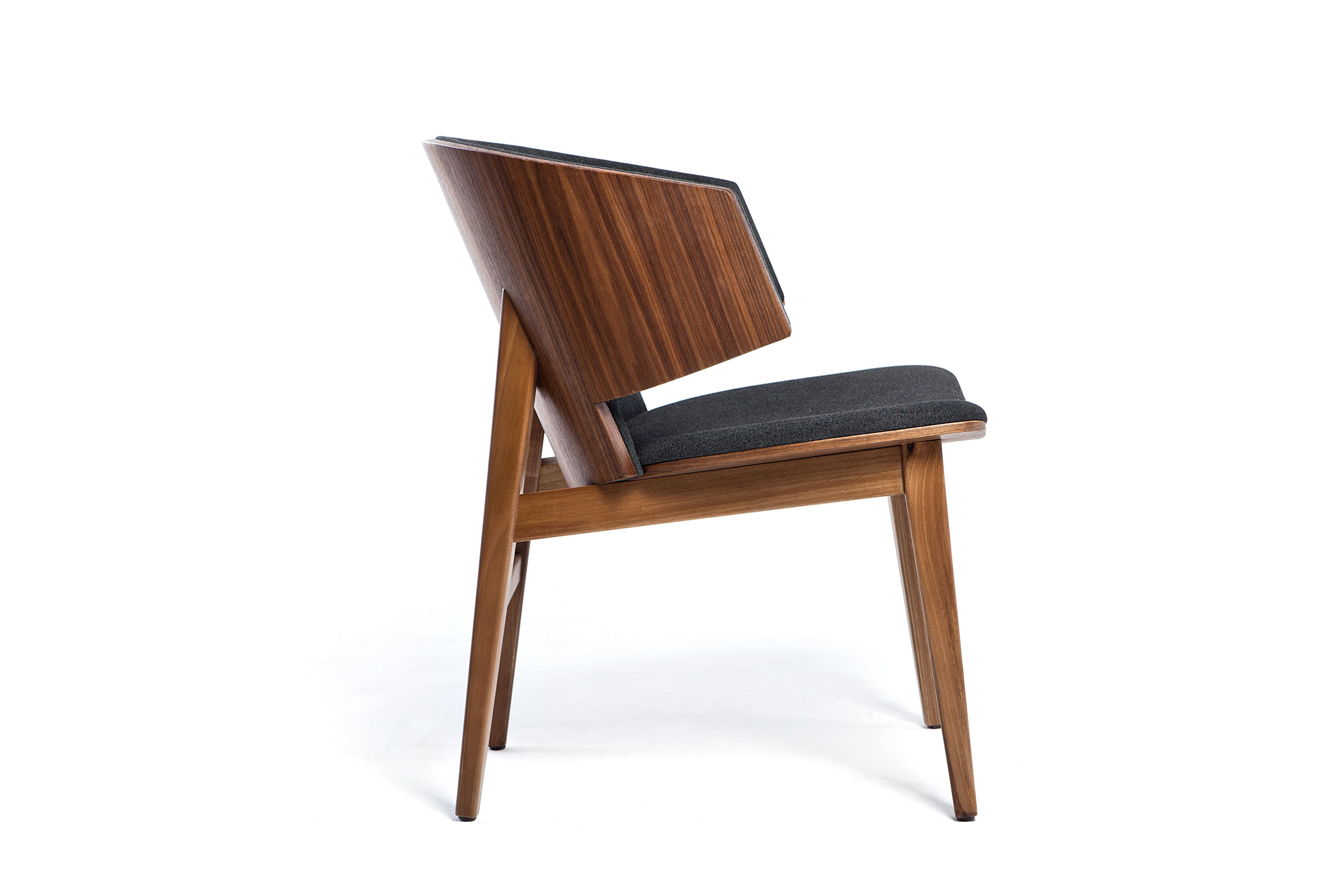 Sarr is a cozy state of the chair; with an solid walnut/oak body and cashmere/leather upholstery this chair provides maximum comfort.
Dining chair, Office chair
