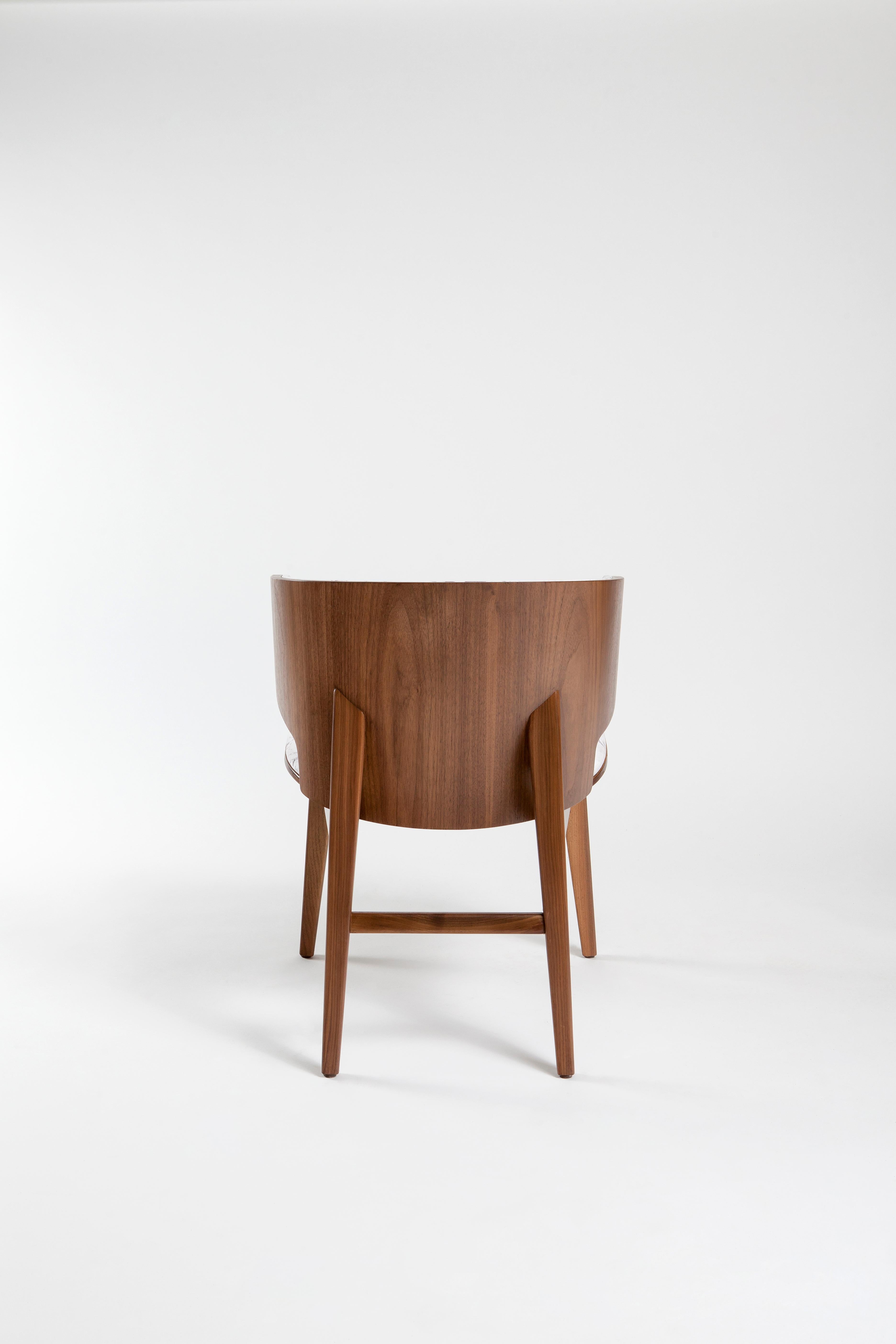 Sarr ist ein gemütlicher Sessel, der mit seinem Korpus aus massivem Walnuss-/Eichenholz und seiner Kaschmir-/Lederpolsterung ein Maximum an Komfort bietet.
Esszimmerstuhl, Bürostuhl