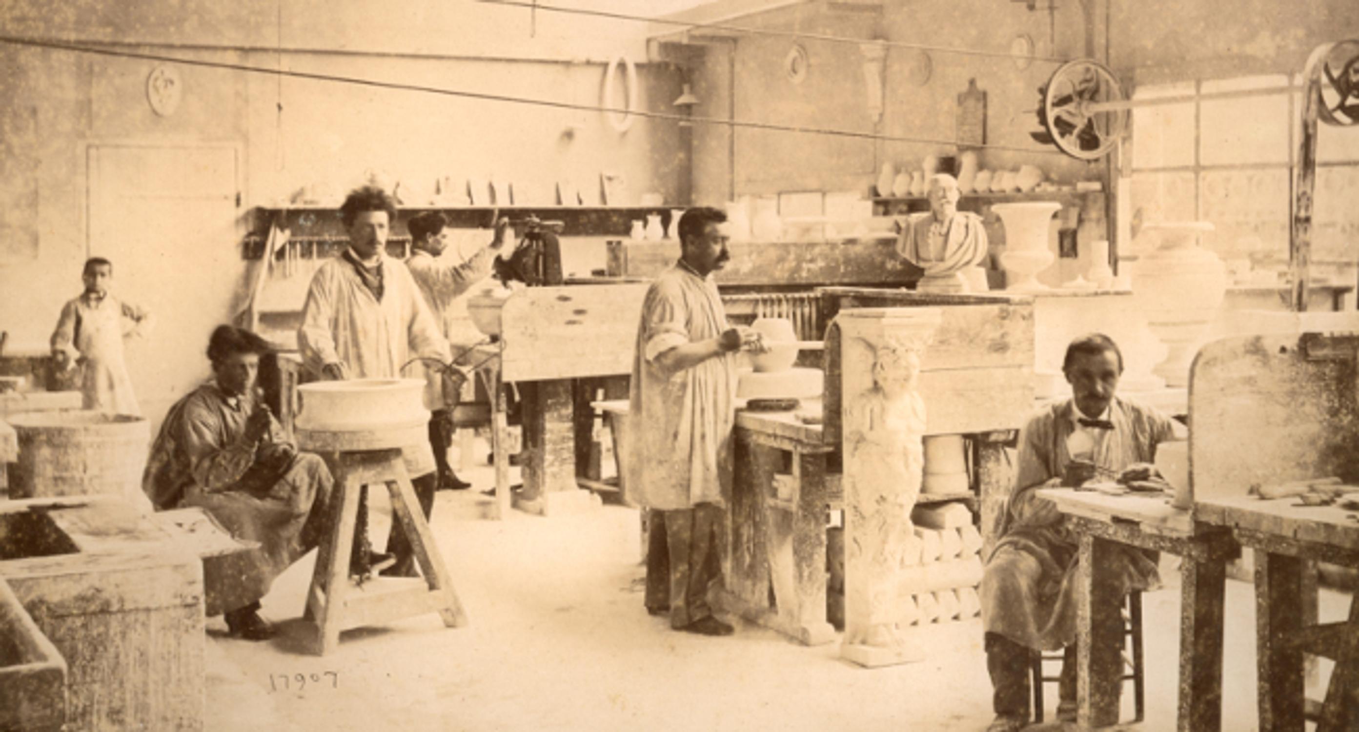 Sarreguemines Art Decó Dama de cerámica esmaltada craquelada, 1920 Francés en venta