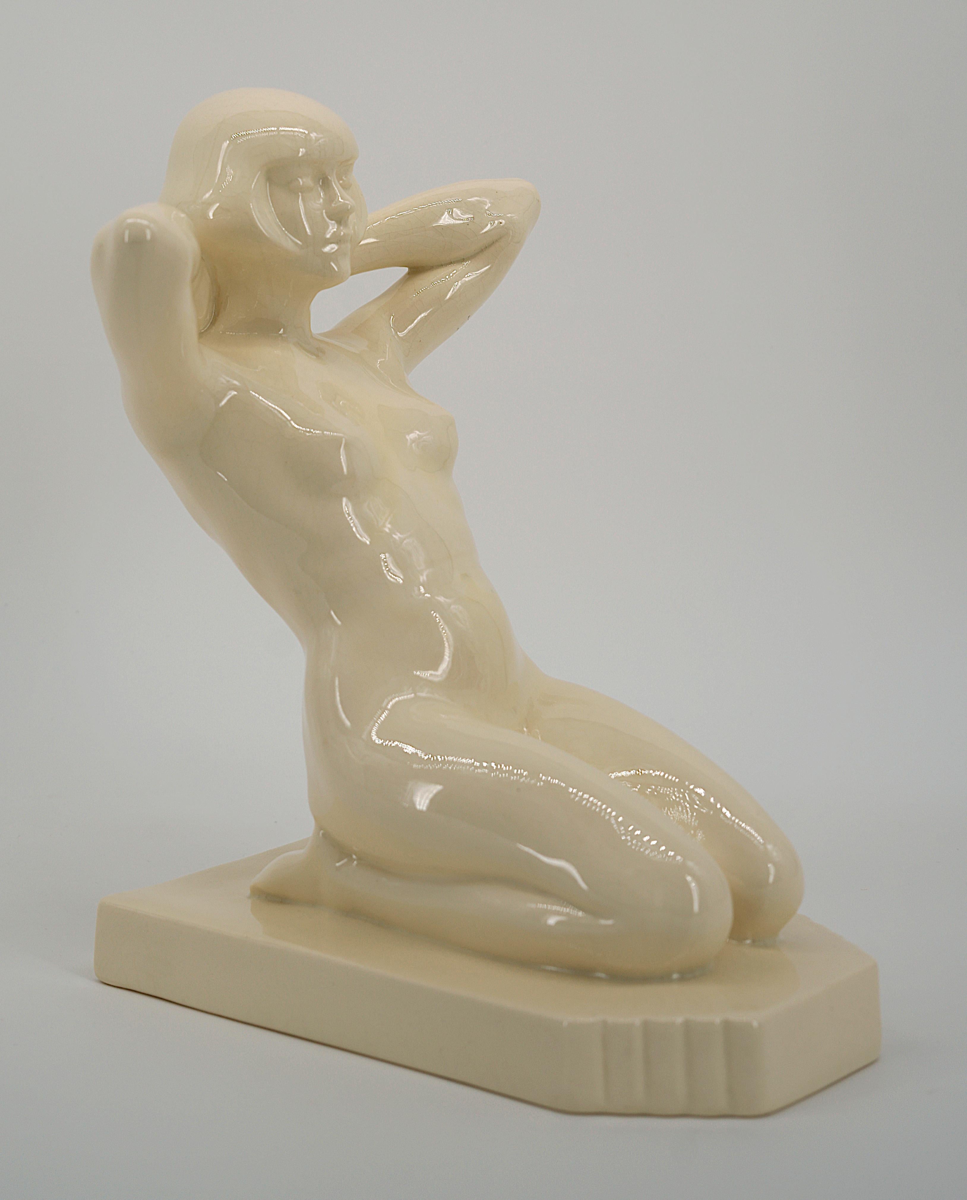 Sarreguemines Art Decó Dama de cerámica esmaltada craquelada, 1920 en Excelente estado para la venta en Saint-Amans-des-Cots, FR