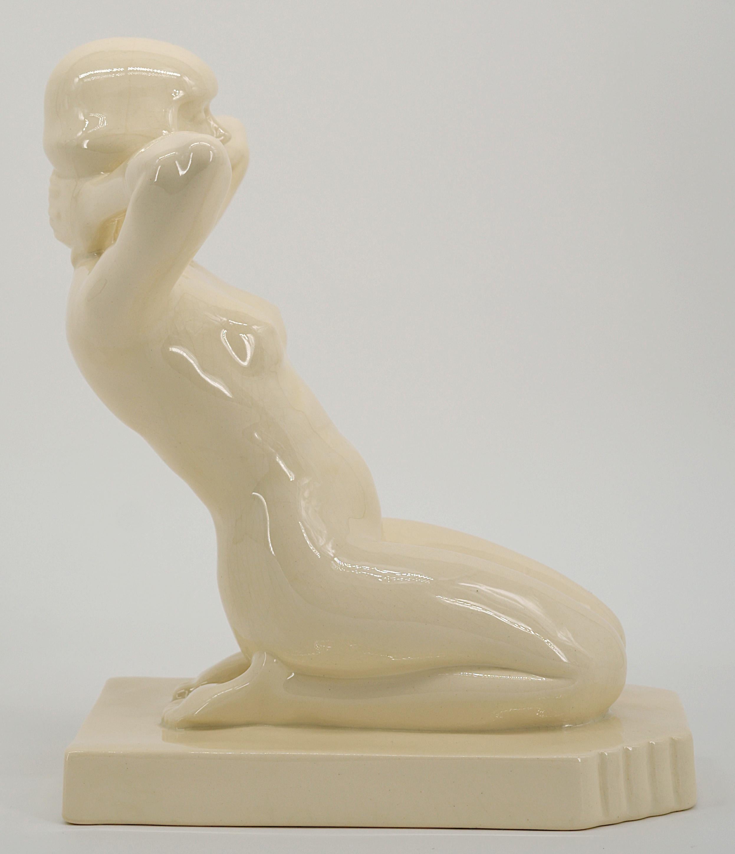 Sarreguemines Art Decó Dama de cerámica esmaltada craquelada, 1920 principios del siglo XX en venta