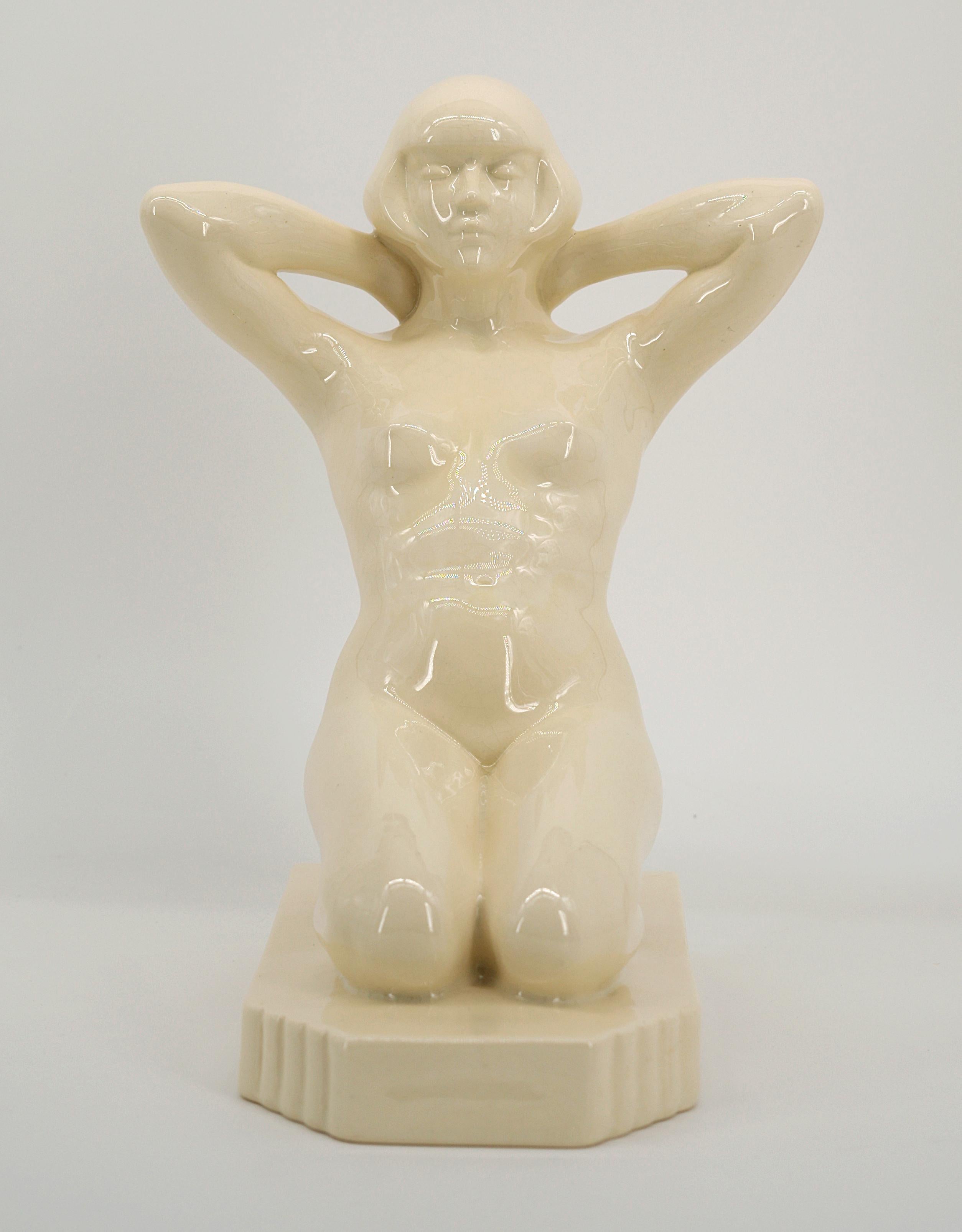 Signora in ceramica Art Deco con smalto a crepe di Sarreguemines, 1920 in vendita 1