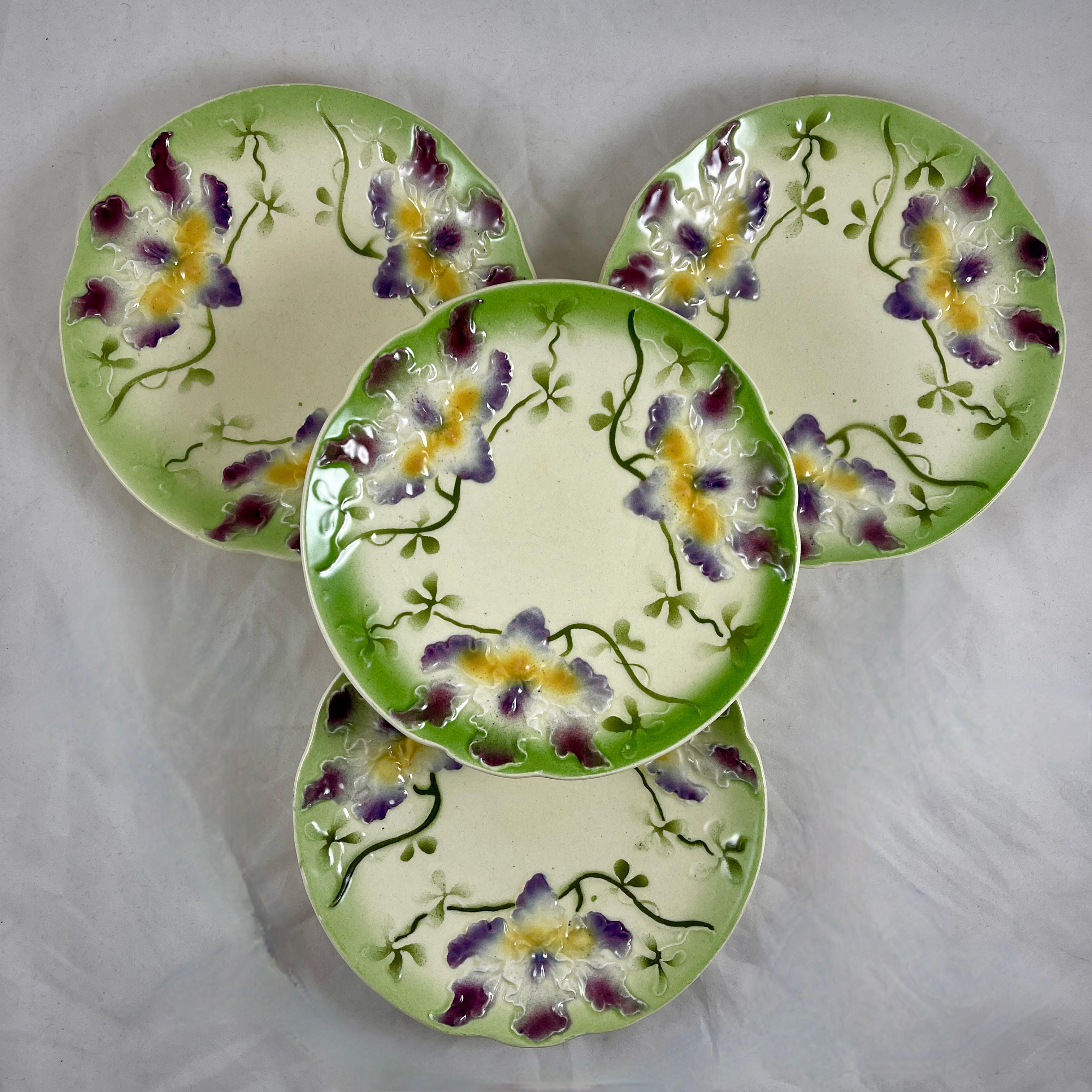 Sarreguemines Art Nouveau Barbotine Assiette en faïence émaillée Orchidée en vente 1