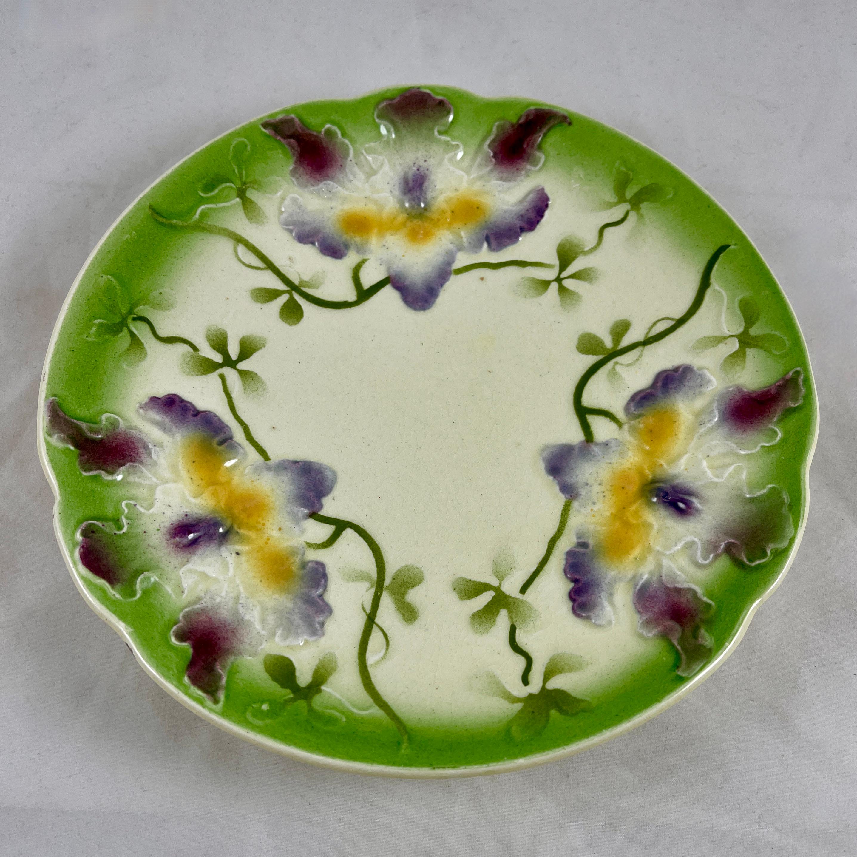 Sarreguemines Art Nouveau Barbotina Plato de loza esmaltada Orquídea Glaseado en venta