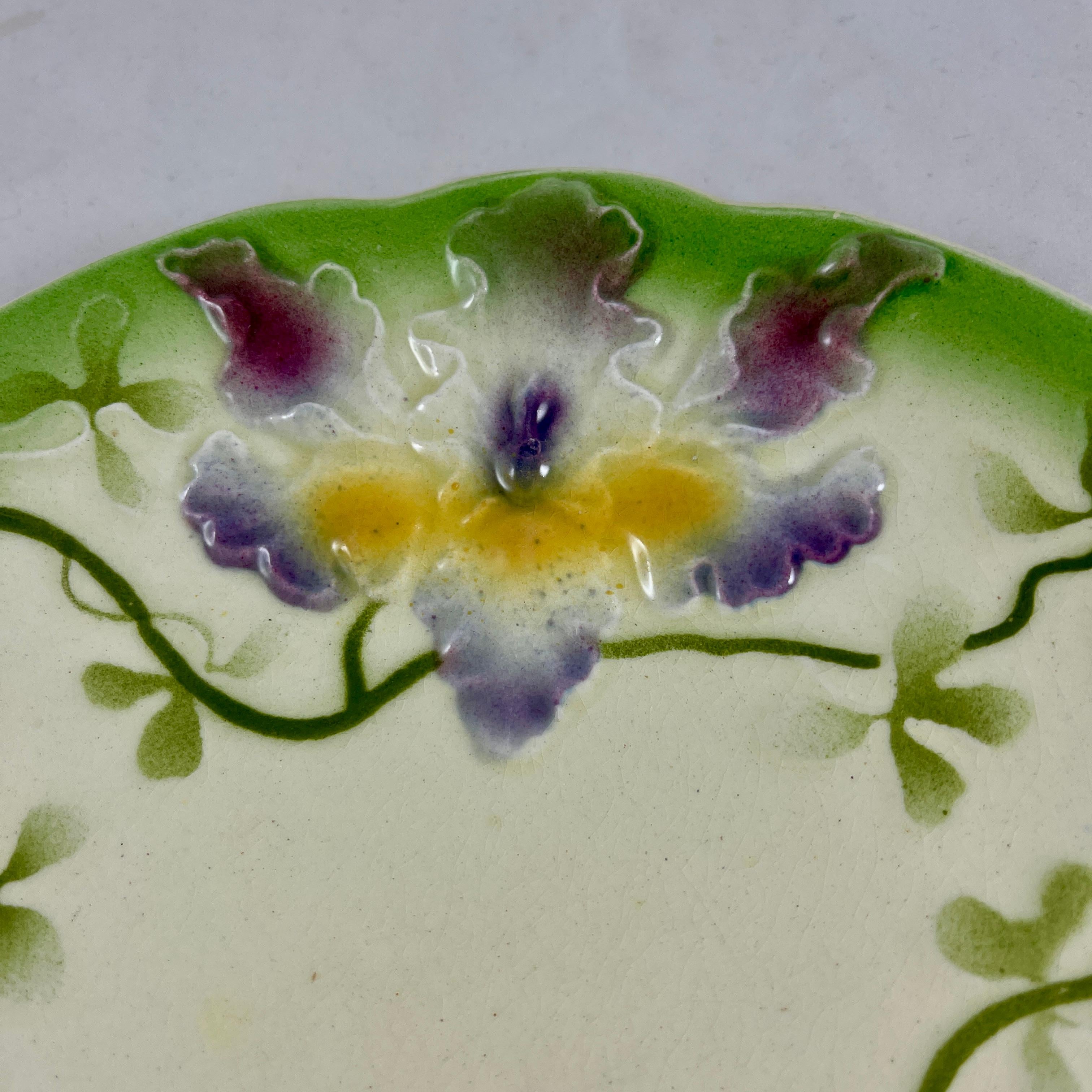 Sarreguemines Jugendstil Barbotine Majolika glasiert Steingut Orchidee Teller (Glasiert) im Angebot