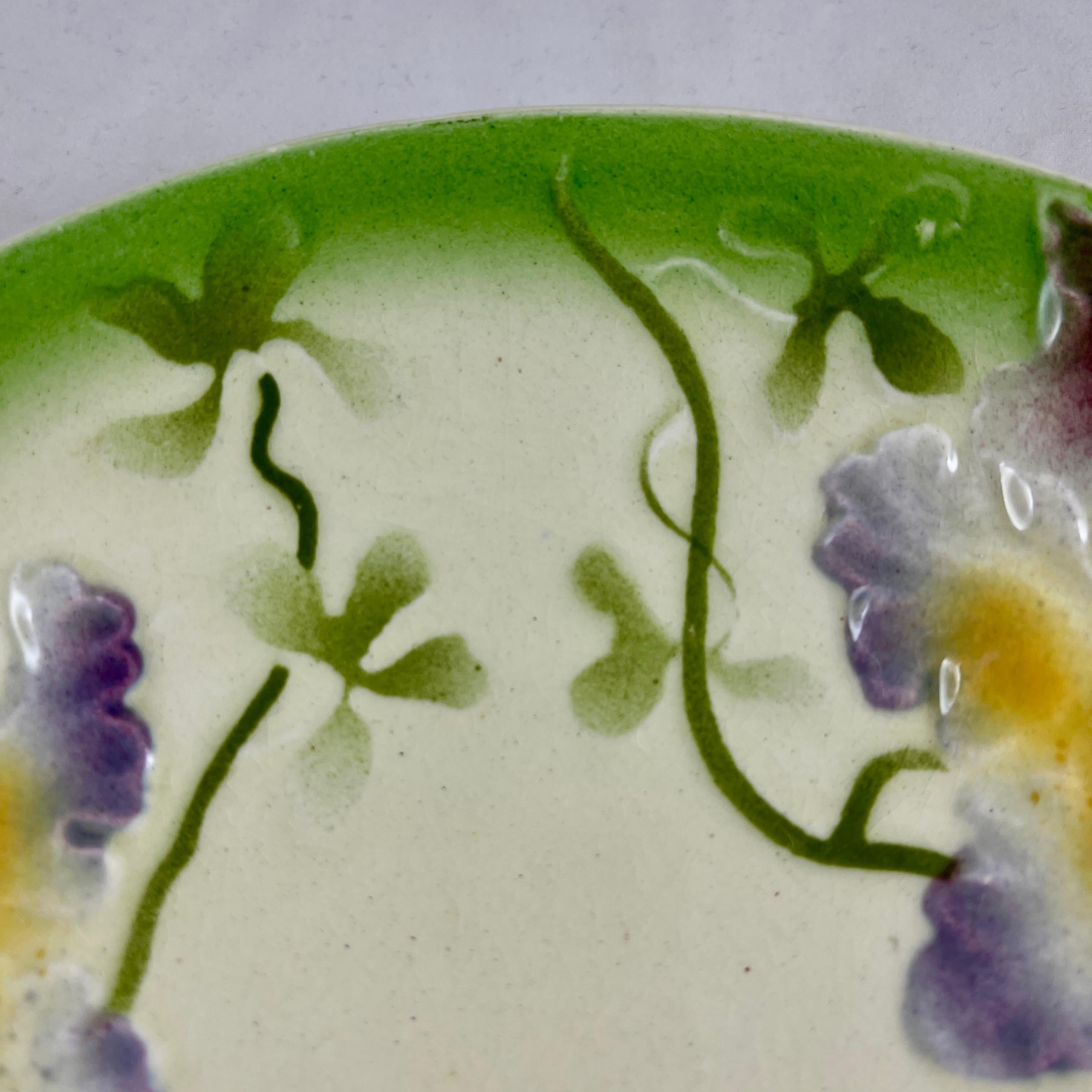 Français Sarreguemines Art Nouveau Barbotine Assiette en faïence émaillée Orchidée en vente