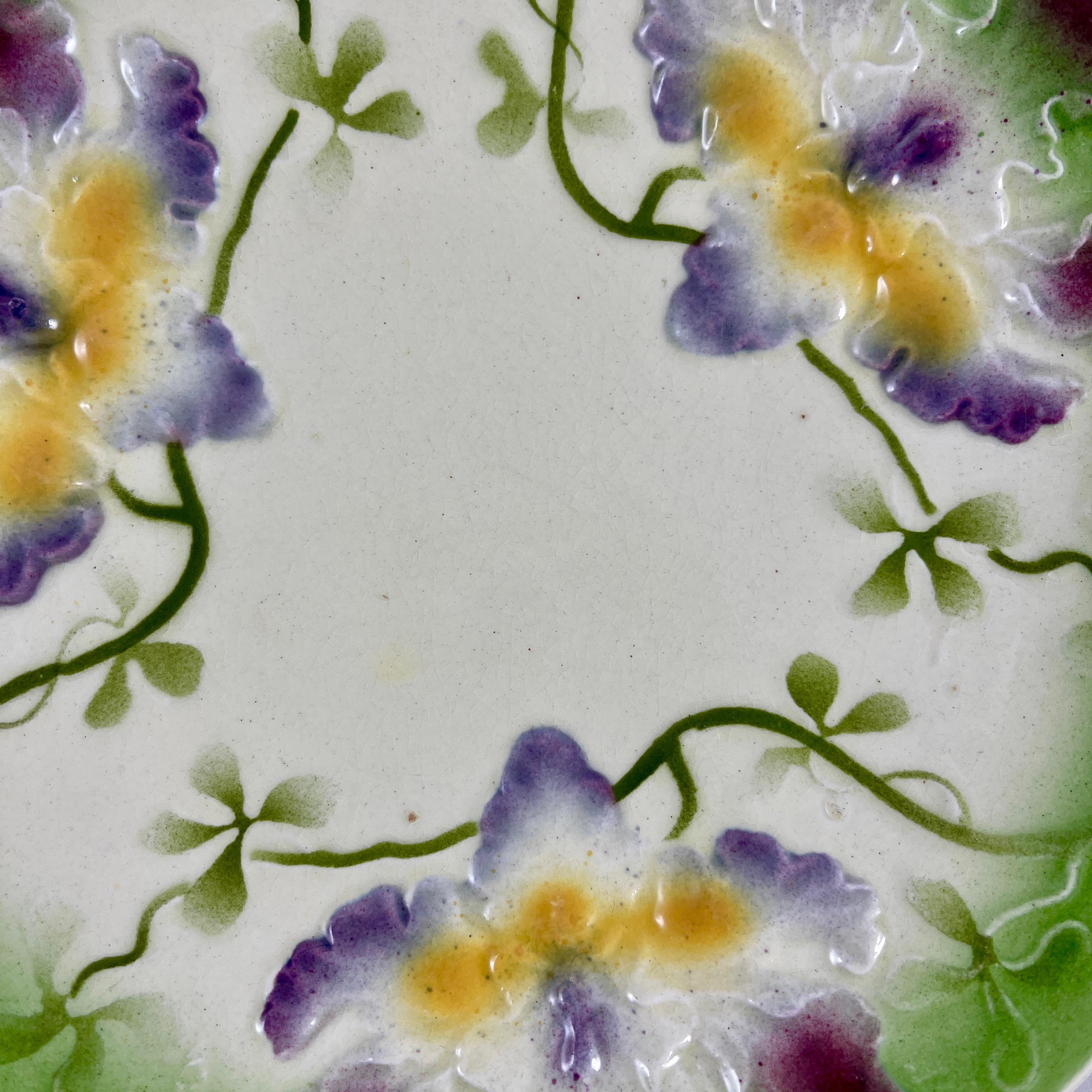 Vernissé Sarreguemines Art Nouveau Barbotine Assiette en faïence émaillée Orchidée en vente