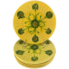 Assiette en faïence française jaune blé et floral Sarreguemines milieu de siècle