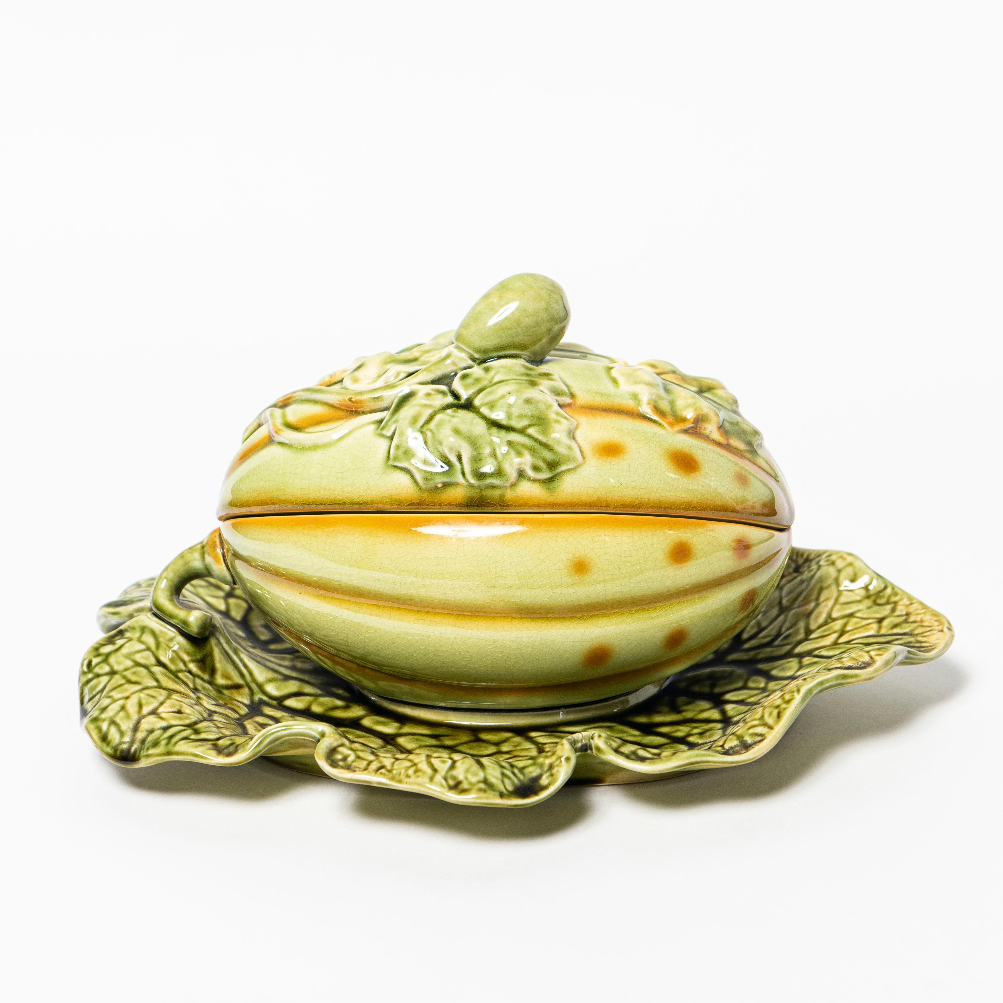 Centre de table en céramique de Sarreguemines, période Art nouveau, France, vers 1890.